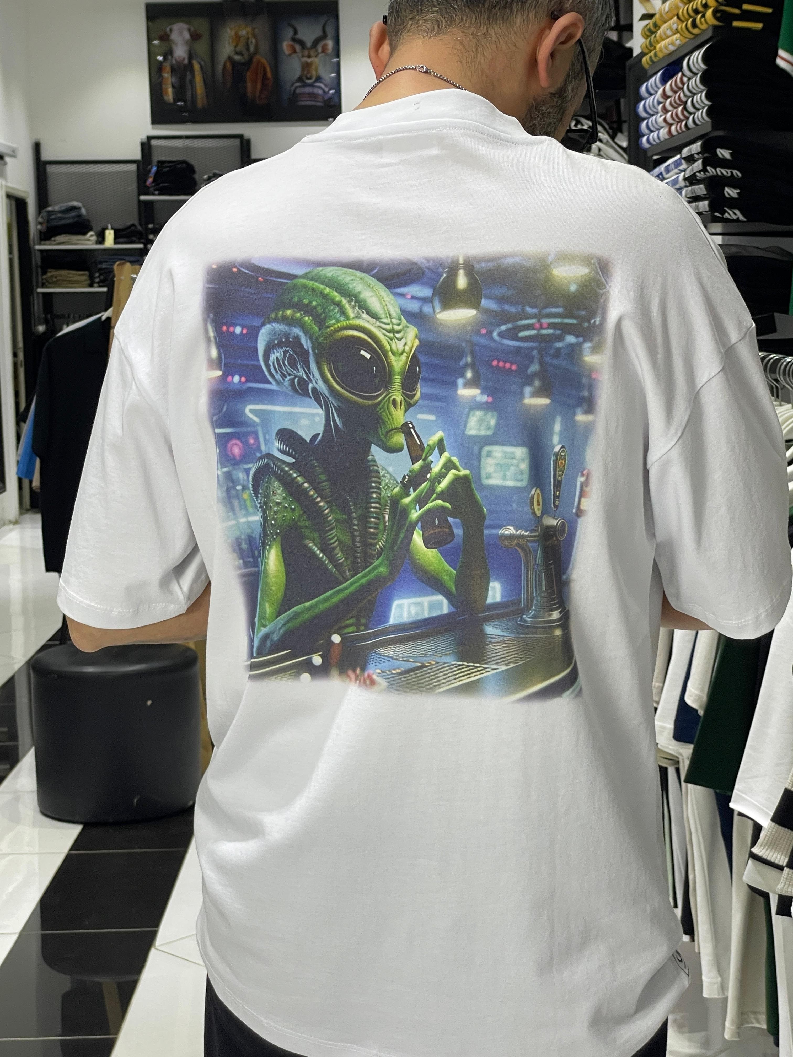 Uzaylı Sırt Baskılı Beyaz Oversize Erkek T-Shirt – Higo Man