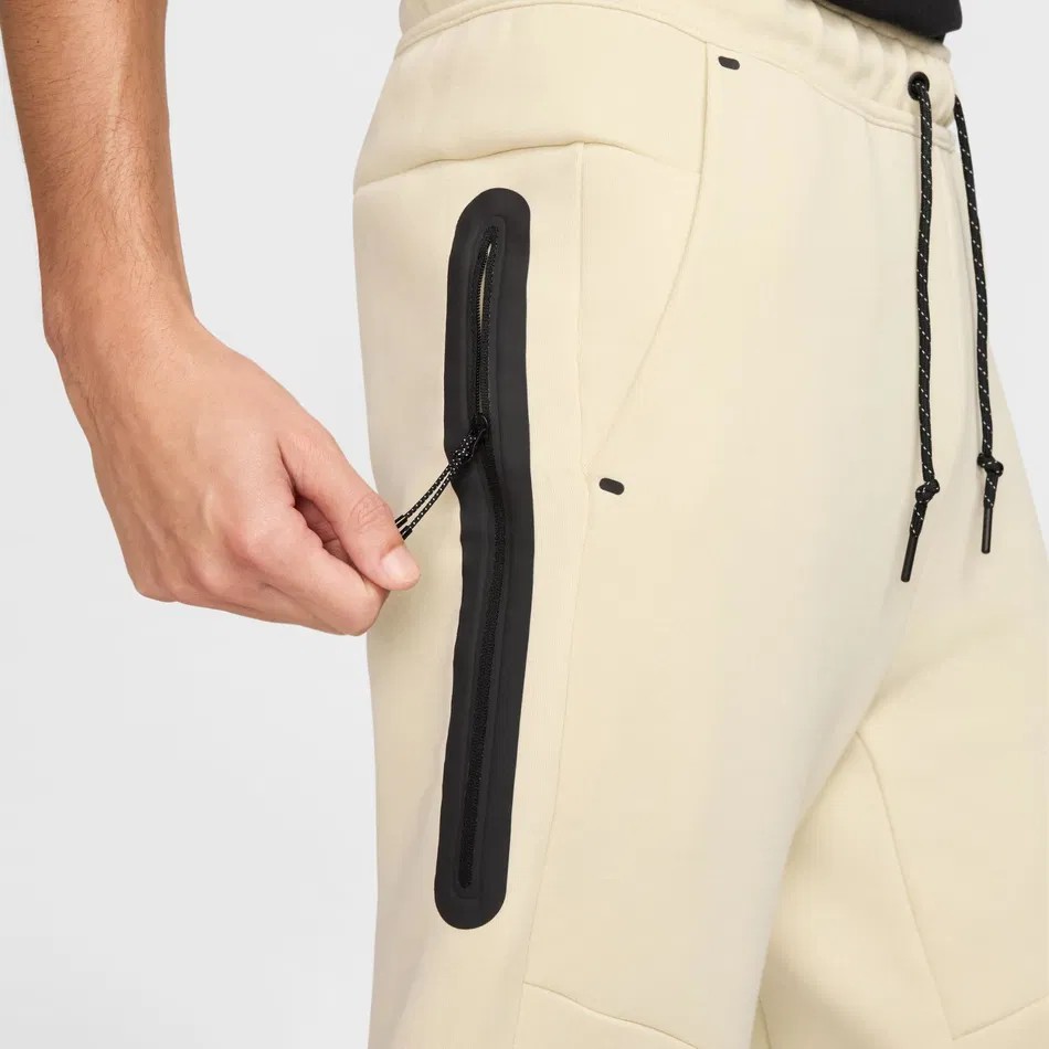 SS'25 Tech Fleece Joggers - Off White/Black