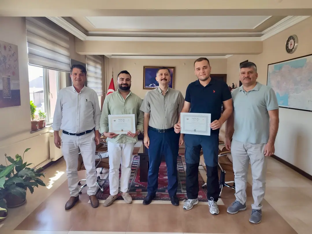 İlçe Tarım Müdürümüz Cihan Doğan, Kaymakamımız Zafer Oktay, Üretici Dostlarımız Emre ve Ömer Öztürk. 2 Altın Karaosmanoğlu - 2 Gümüş Öztürk