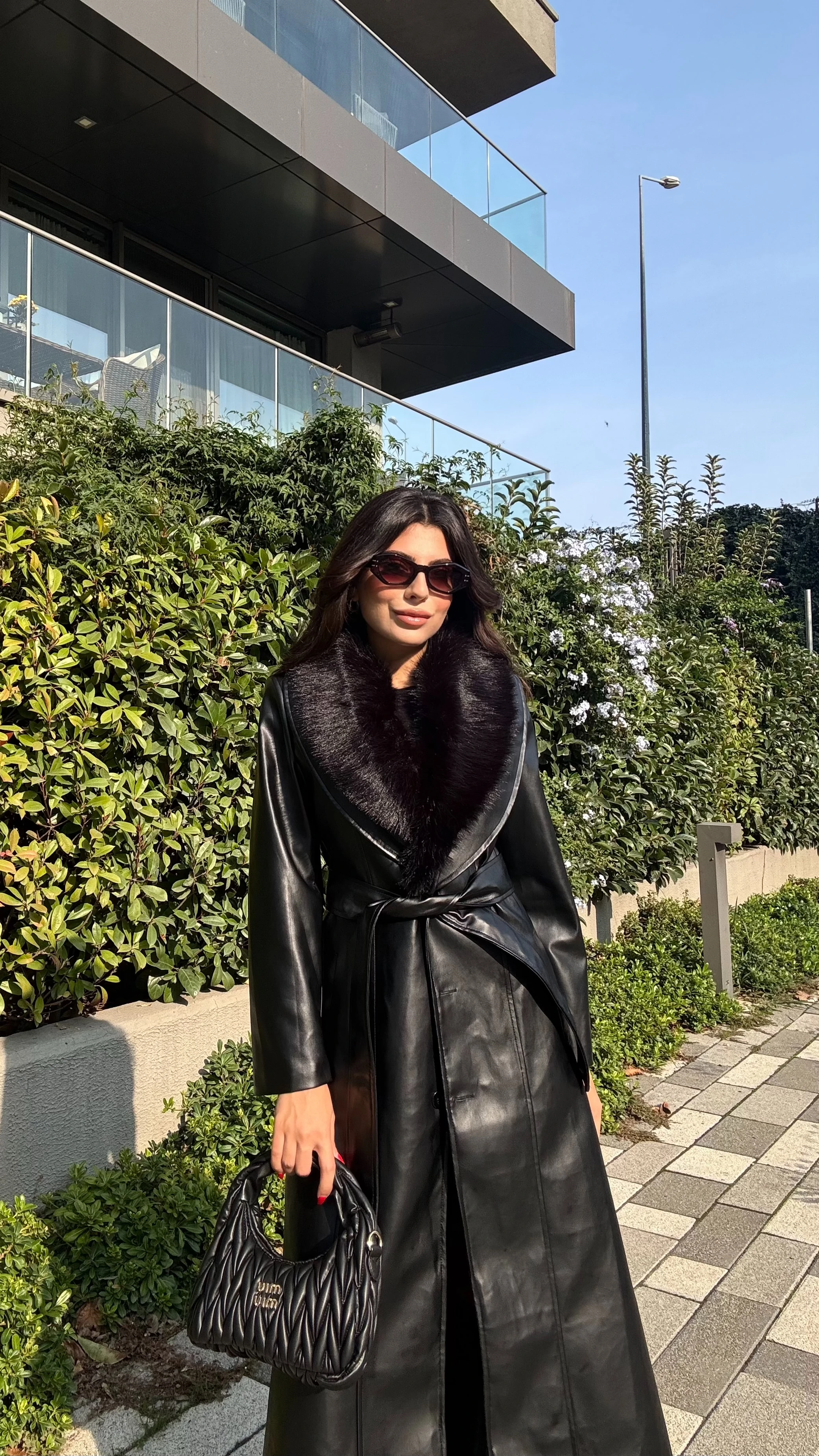 Kadın Yakası Kürklü Siyah Deri Kaban