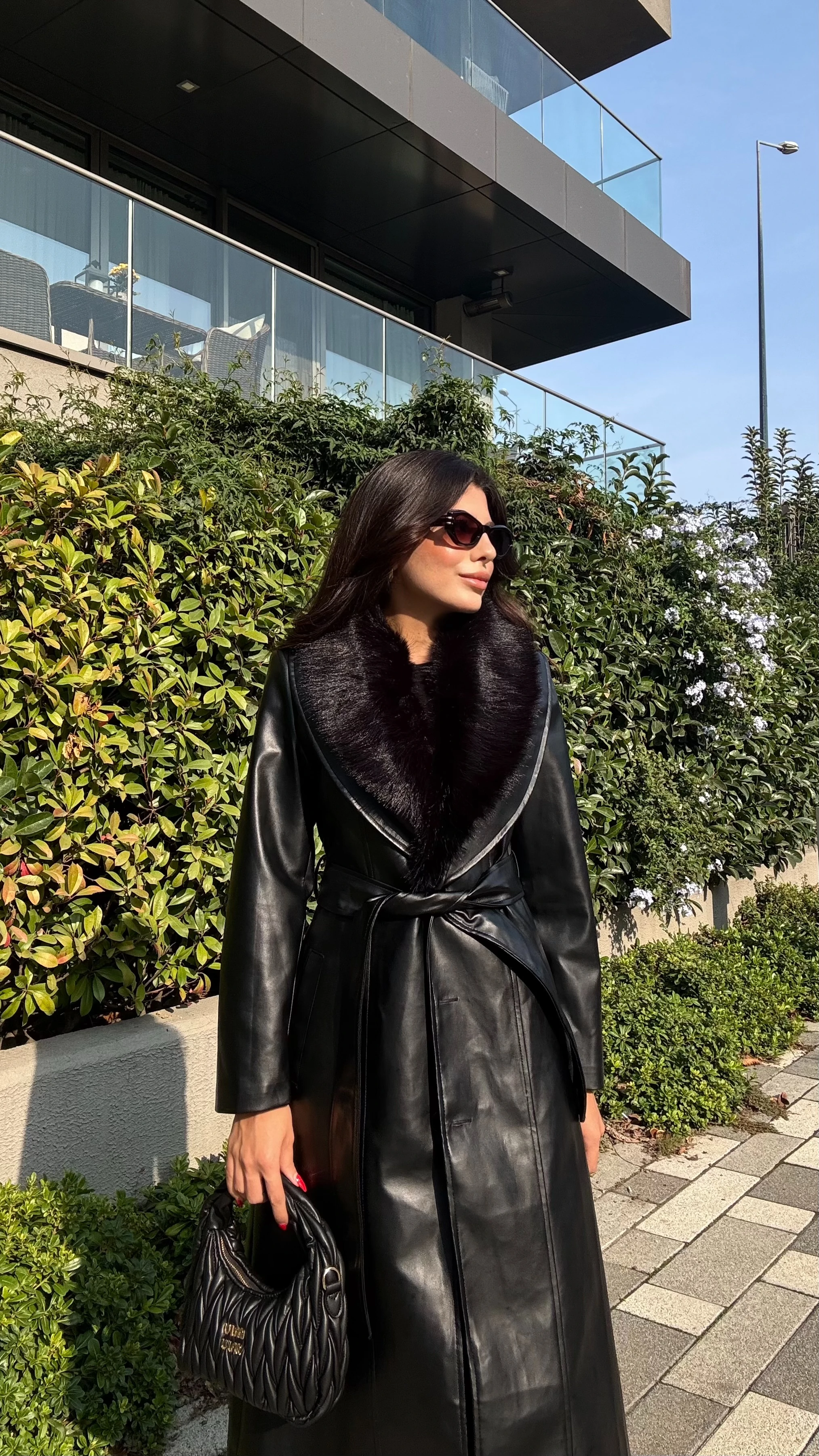 Kadın Yakası Kürklü Siyah Deri Kaban