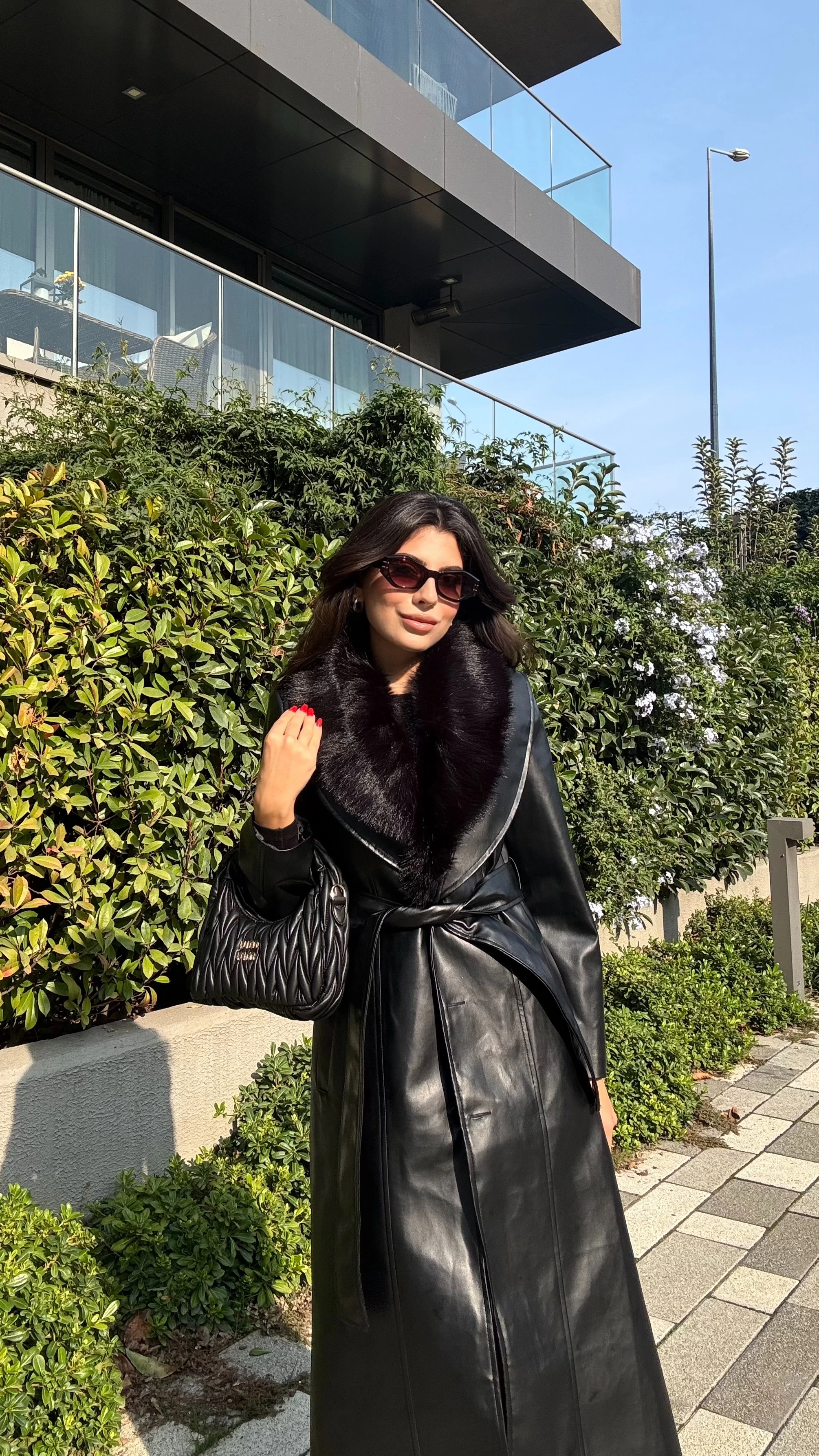 Kadın Yakası Kürklü Siyah Deri Kaban