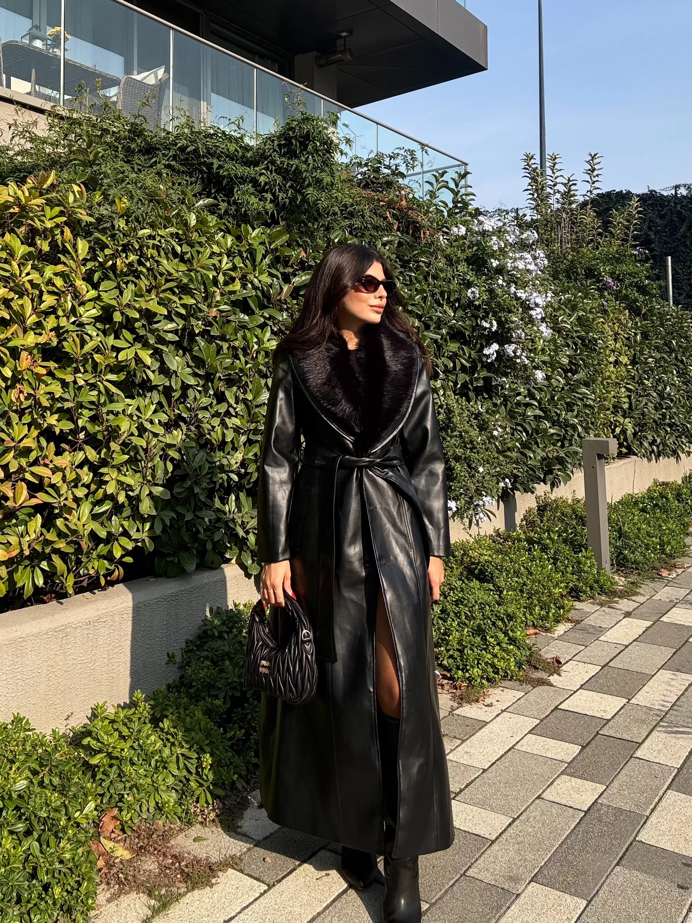 Kadın Yakası Kürklü Siyah Deri Kaban