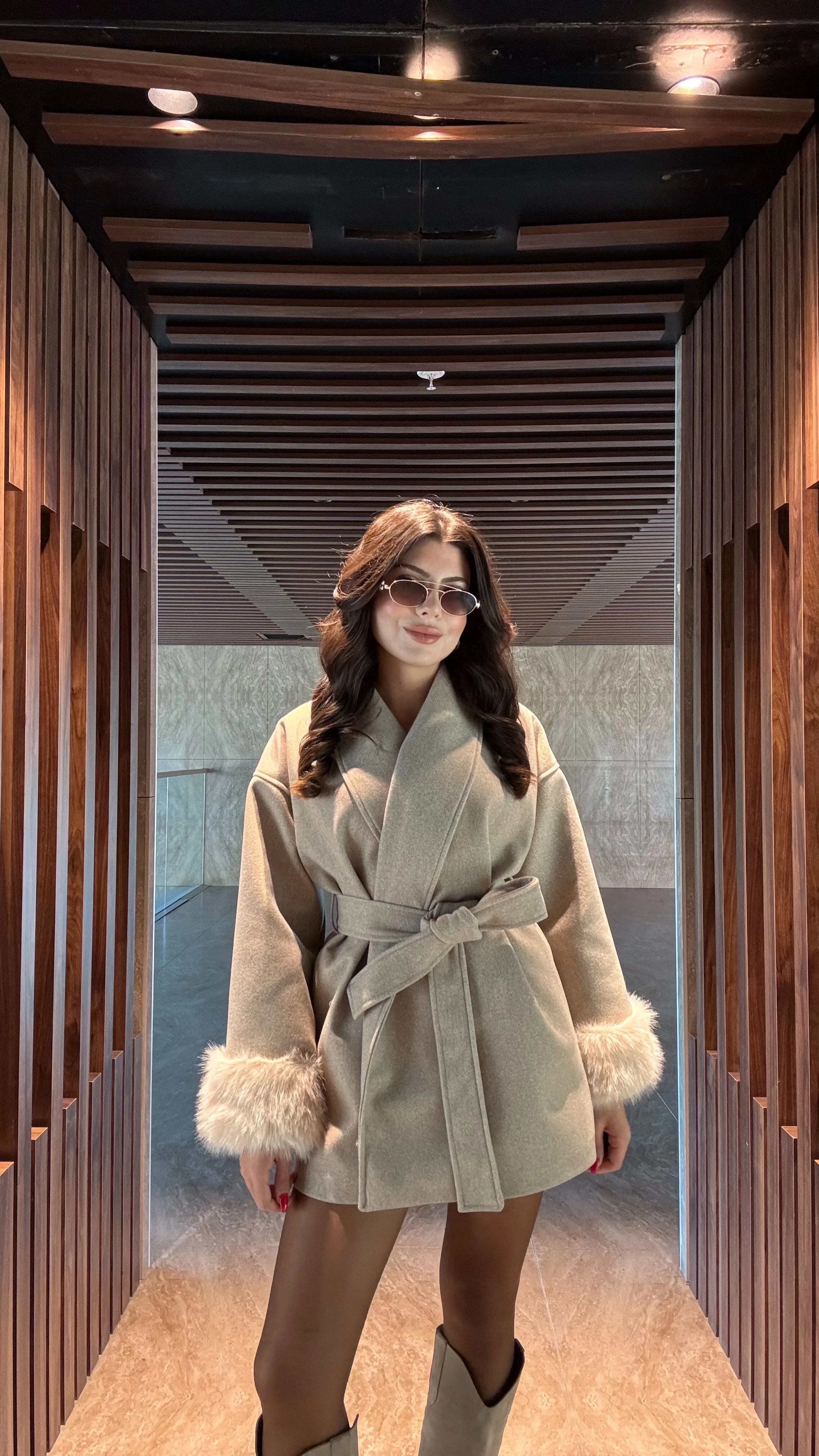 Kadın Kolları Kürklü Kuşaklı Kaşe Kaban