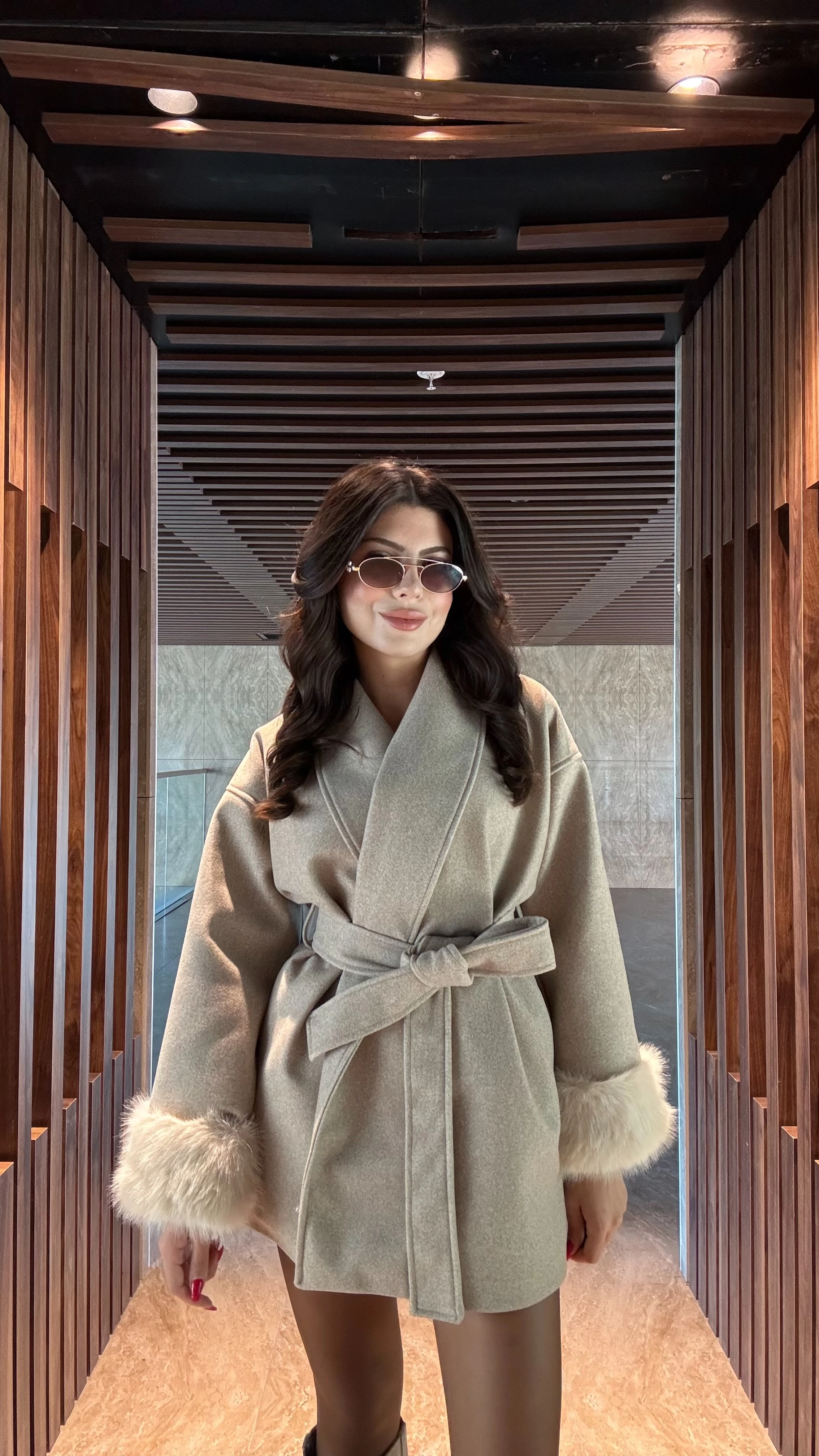 Kadın Kolları Kürklü Kuşaklı Kaşe Kaban - SİYAH