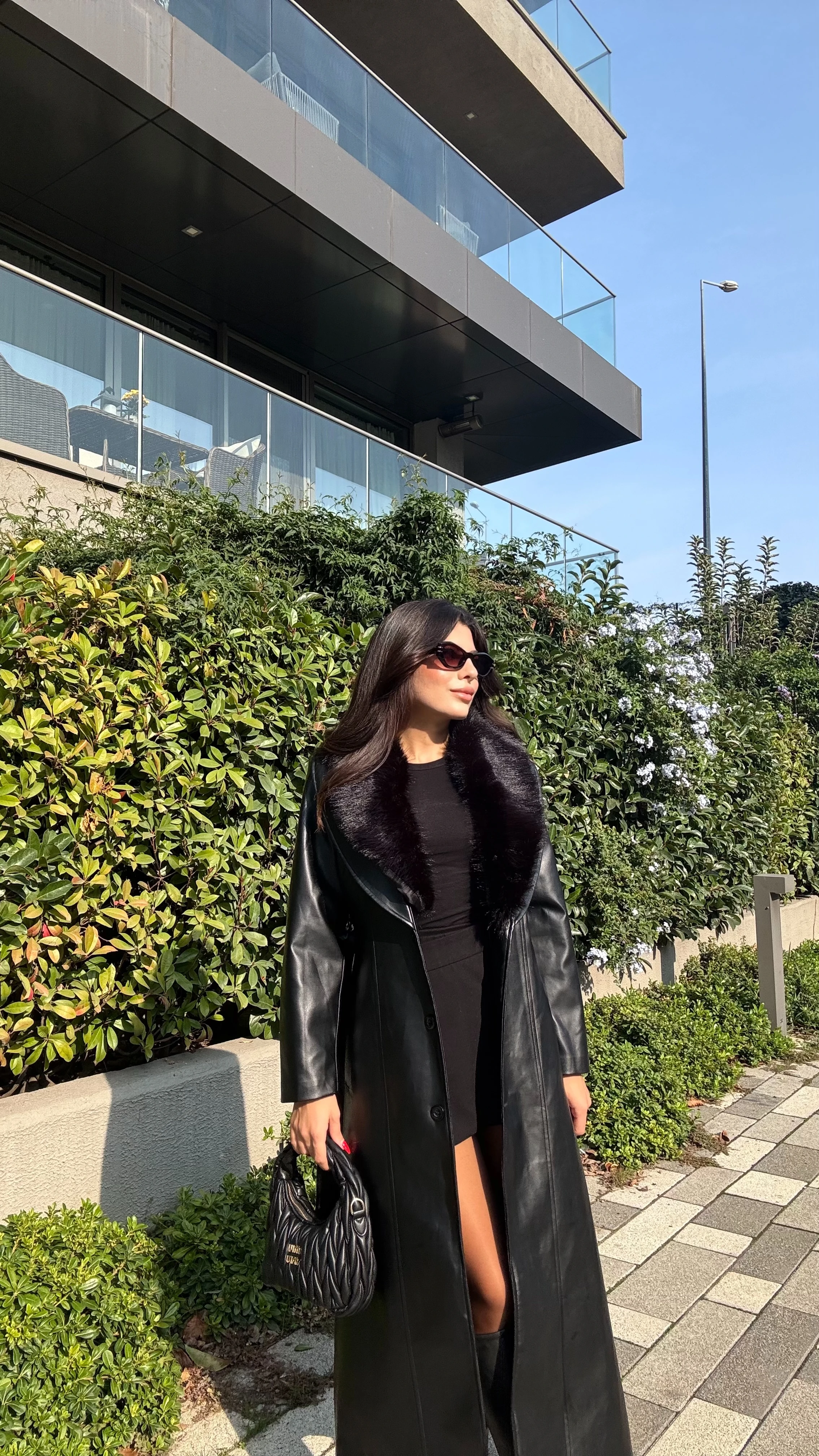 Kadın Yakası Kürklü Siyah Deri Kaban