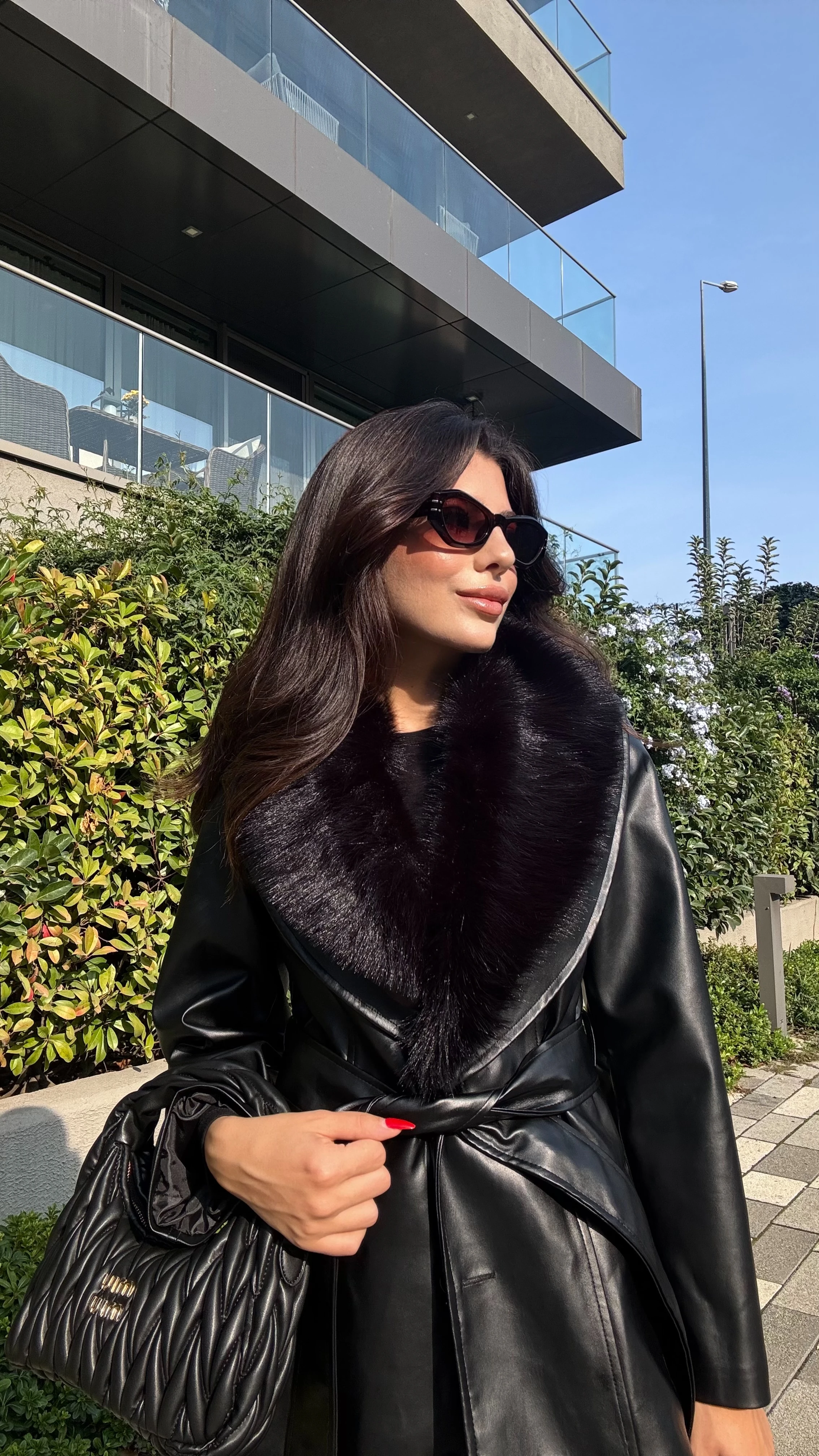 Kadın Yakası Kürklü Siyah Deri Kaban