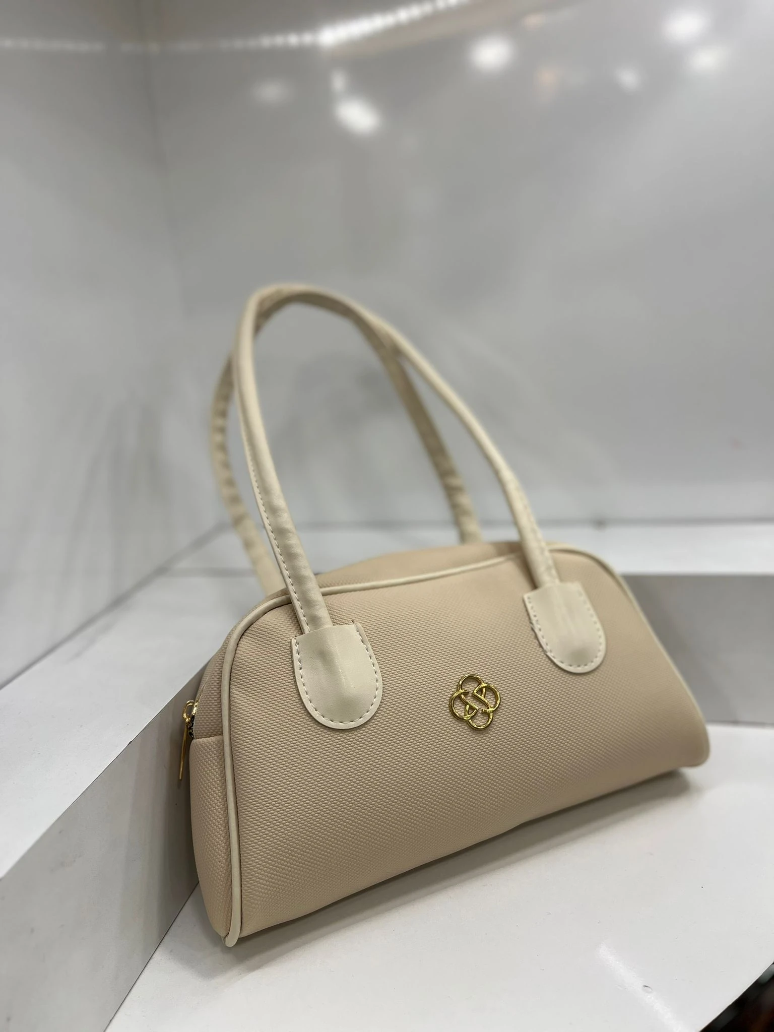 Yonca Detay Oval Kol Çantası - Krem