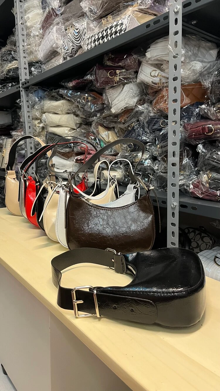 Kemer Detaylı Rugan Kol Çantası