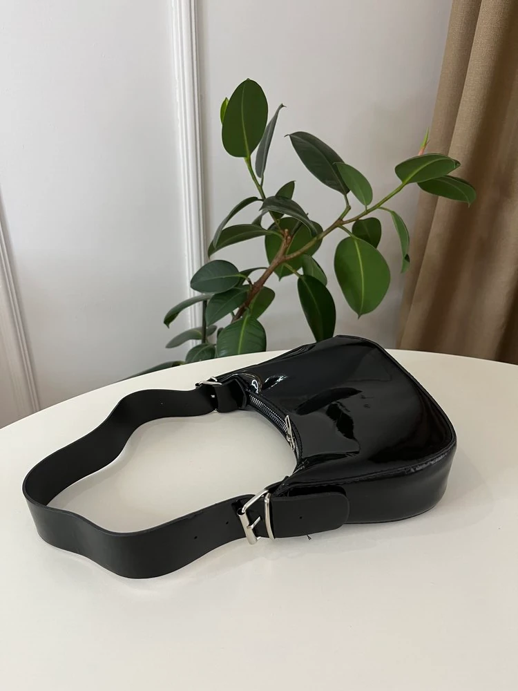 Kemer Detaylı Rugan Kol Çantası