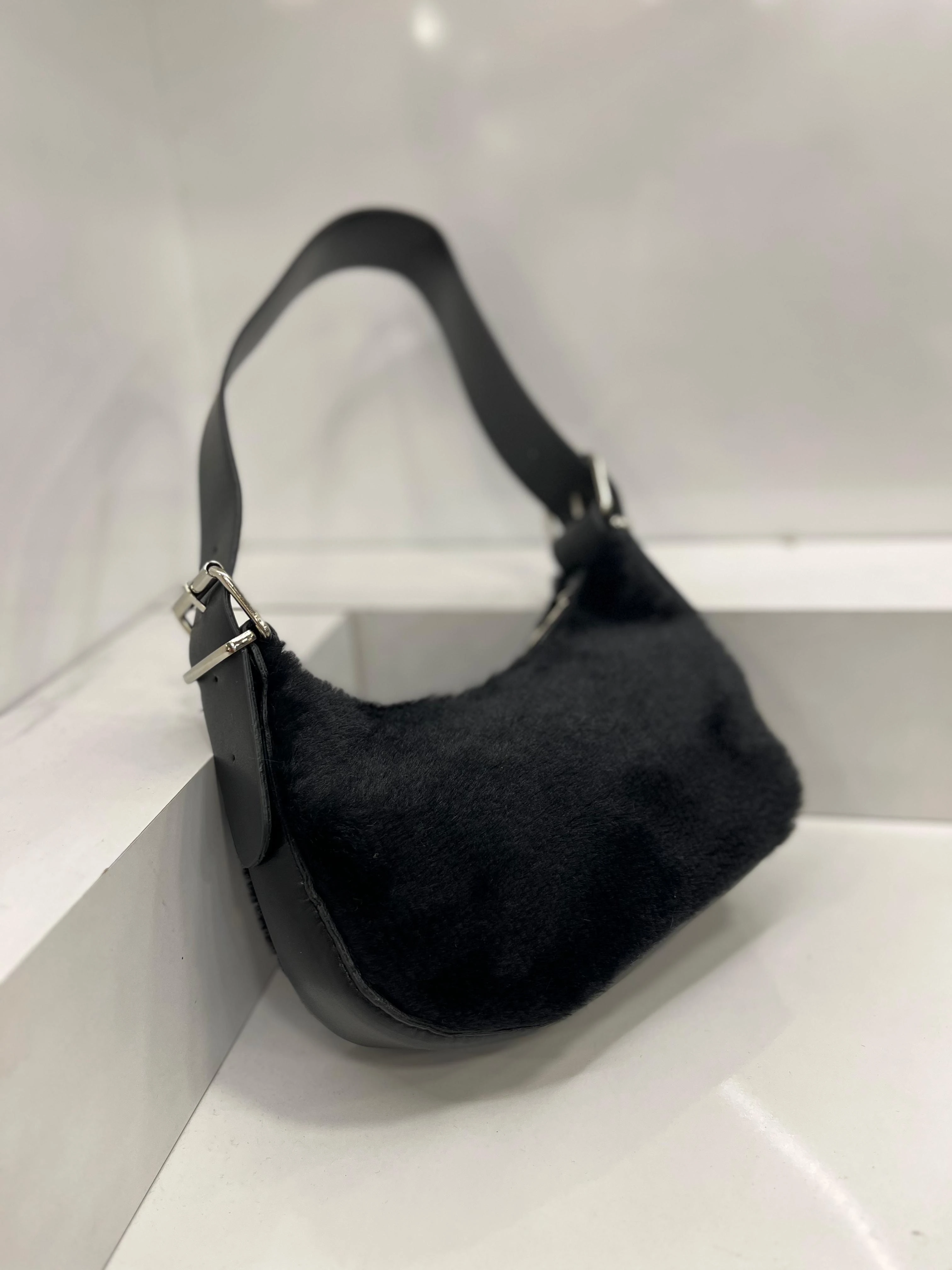 Peluş Kemer Detaylı Kol Çantası - Siyah