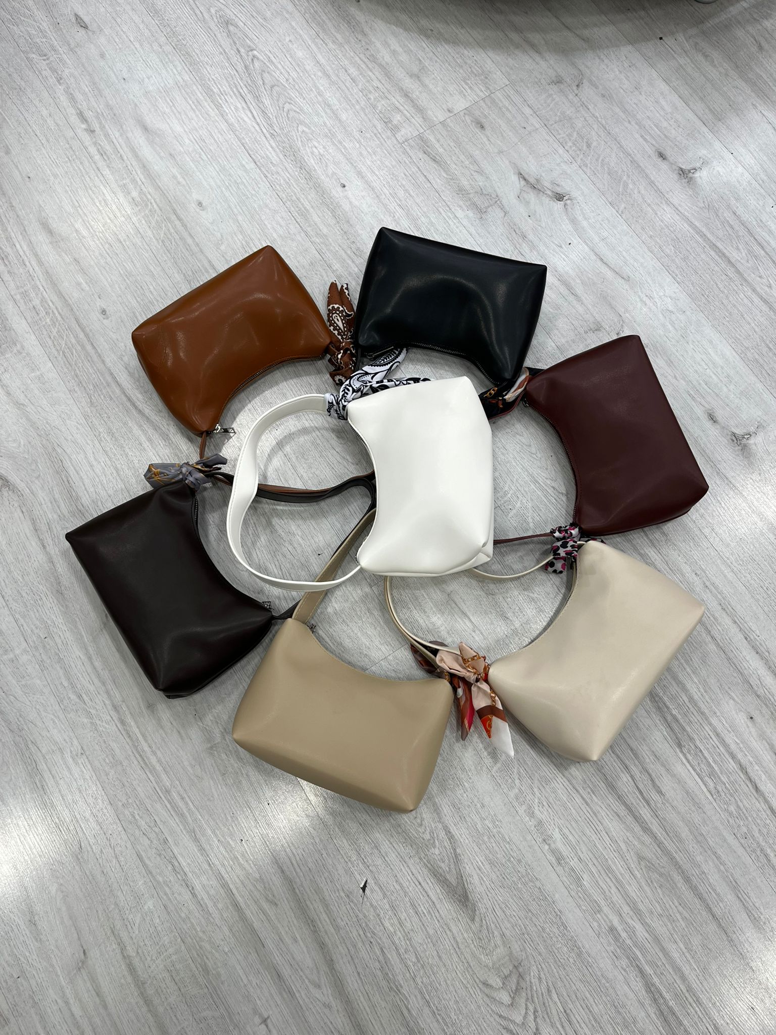 Yan Fular Detaylı Kol Çantası