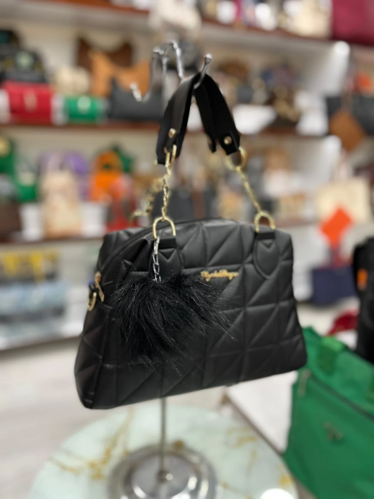 Ponpon Hediyeli Büyük Kapitone Çanta - Siyah