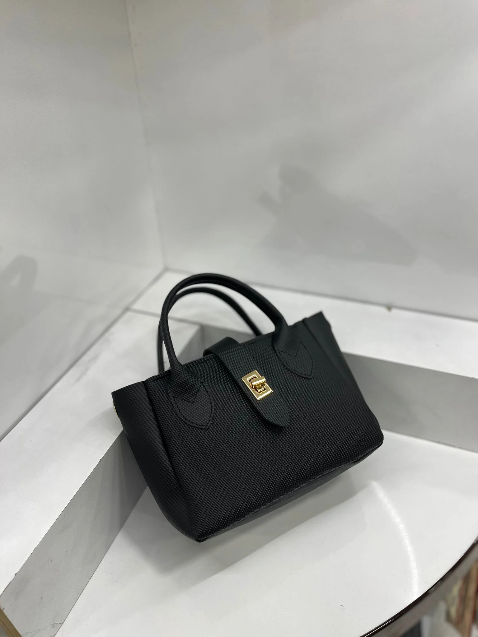 Önü Aksesuarlı El ve Çapraz Çanta