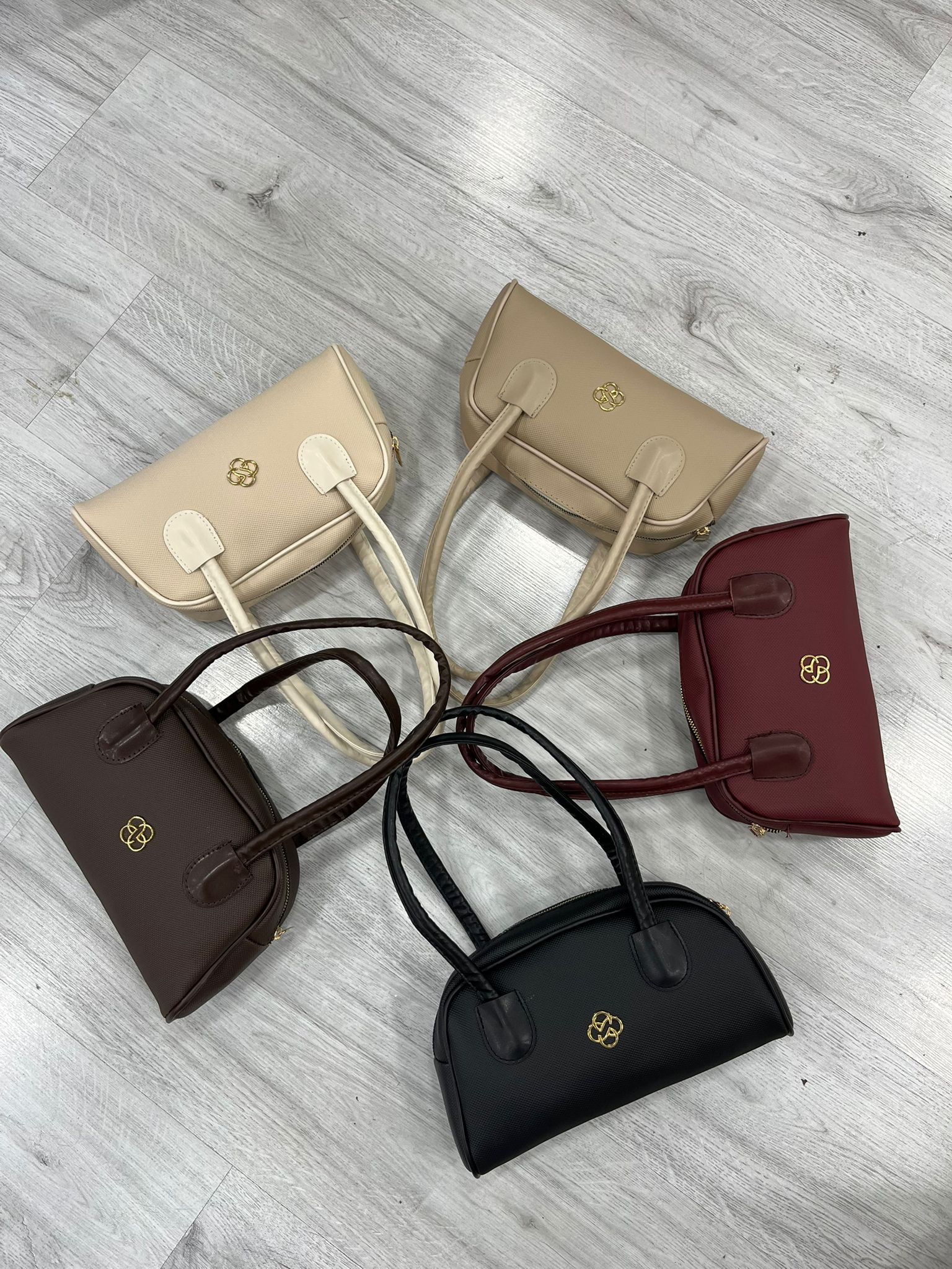 Yonca Detay Oval Kol Çantası - Krem