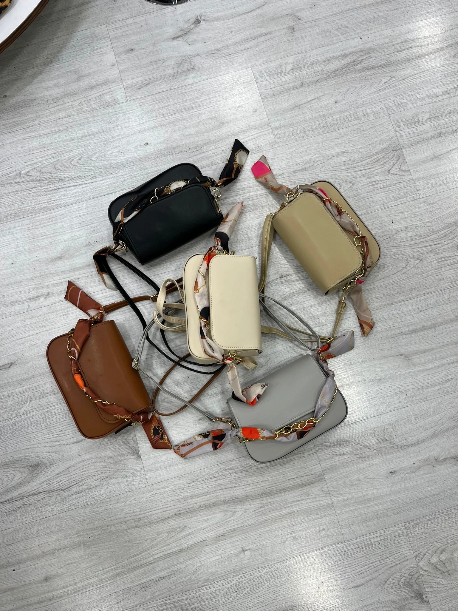 Zincirli Fular Detaylı Çapraz Çanta