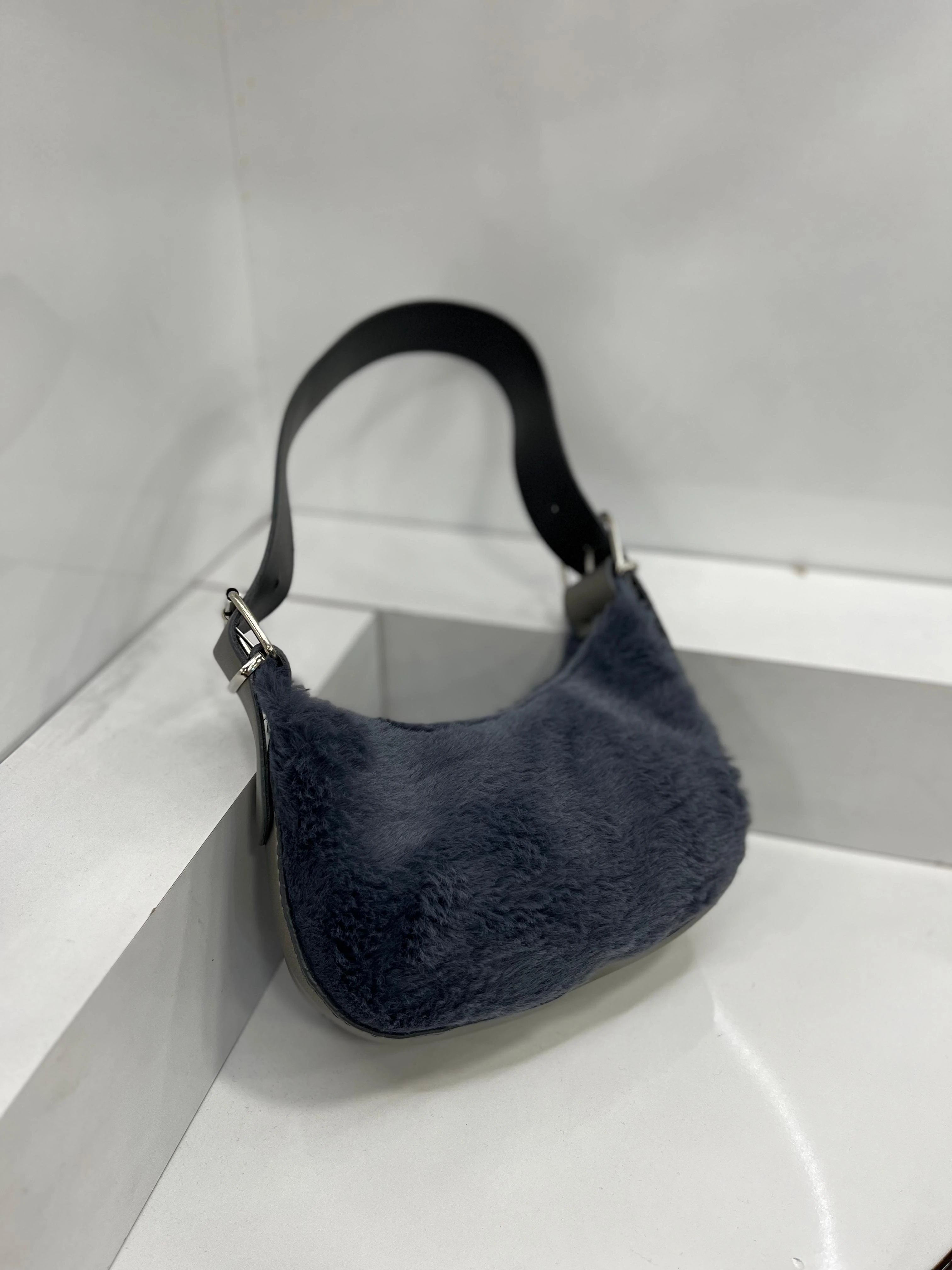 Peluş Kemer Detaylı Kol Çantası - Mavi