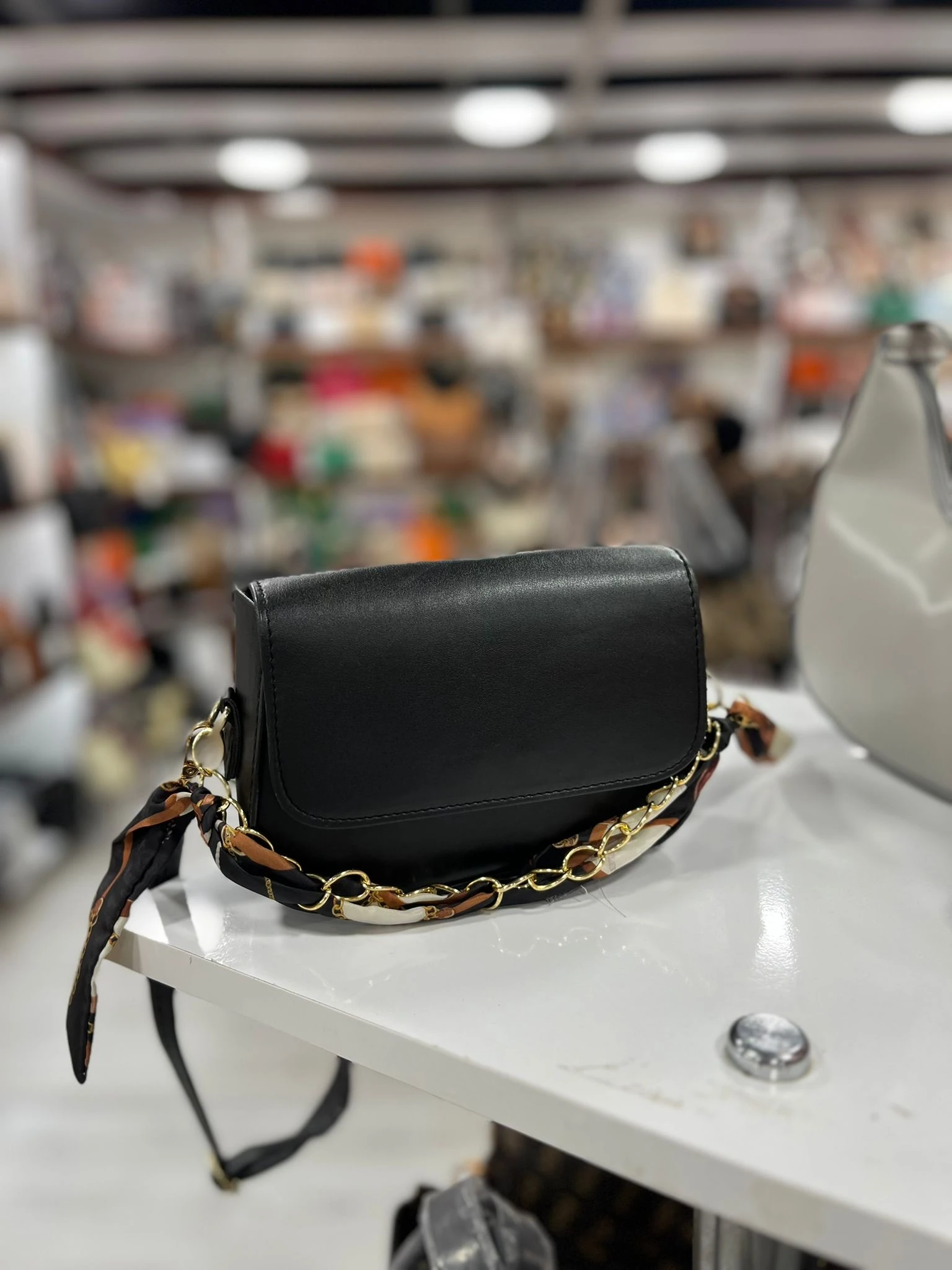 Zincirli Fular Detaylı Çapraz Çanta