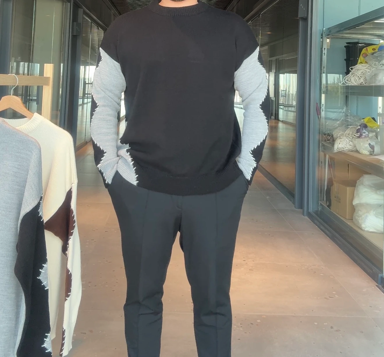 Nakış Detaylı Kazak - Siyah