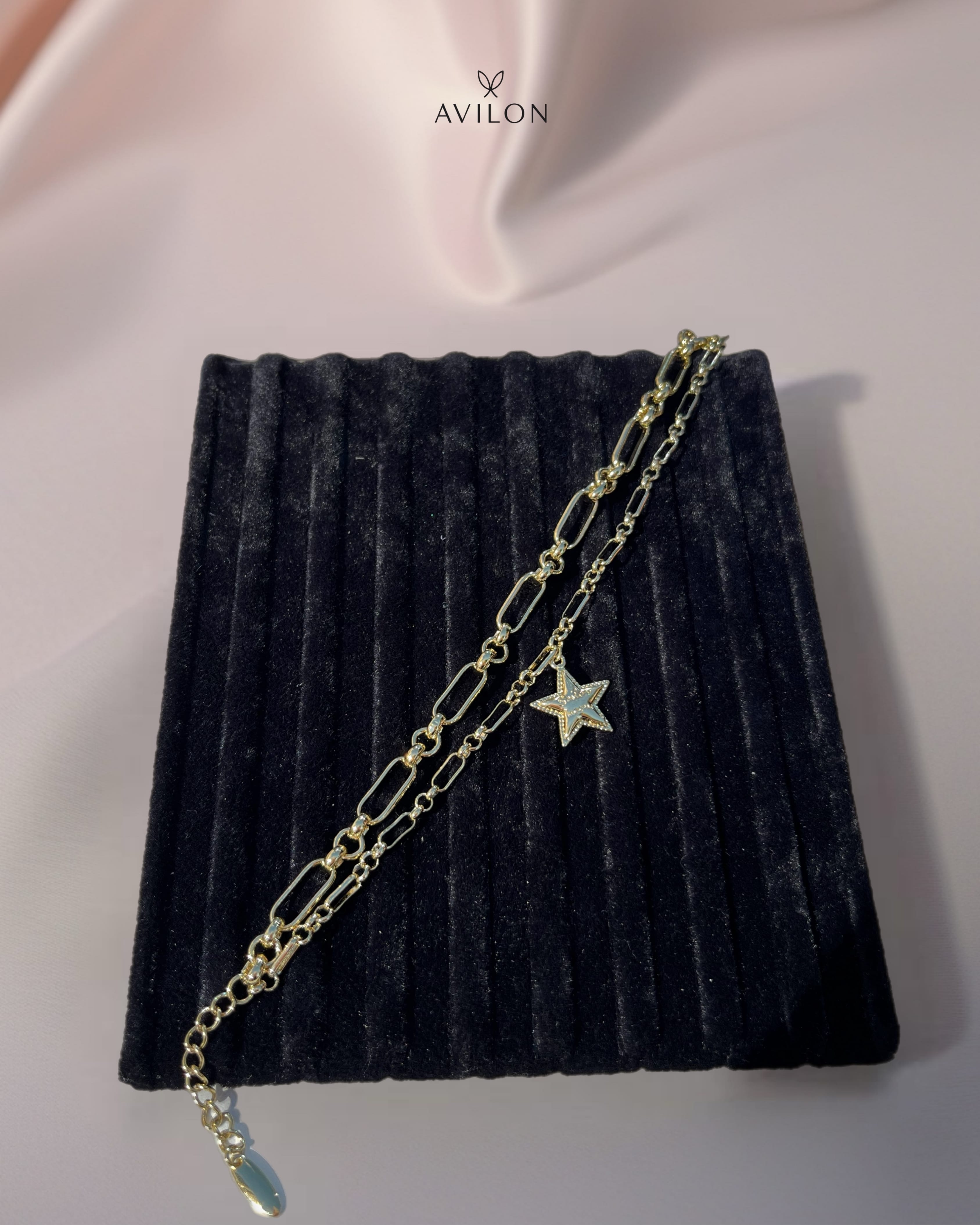 Yıldız Figürlü Zincir Bileklik – Modern ve Işıltılı Tasarım ✨