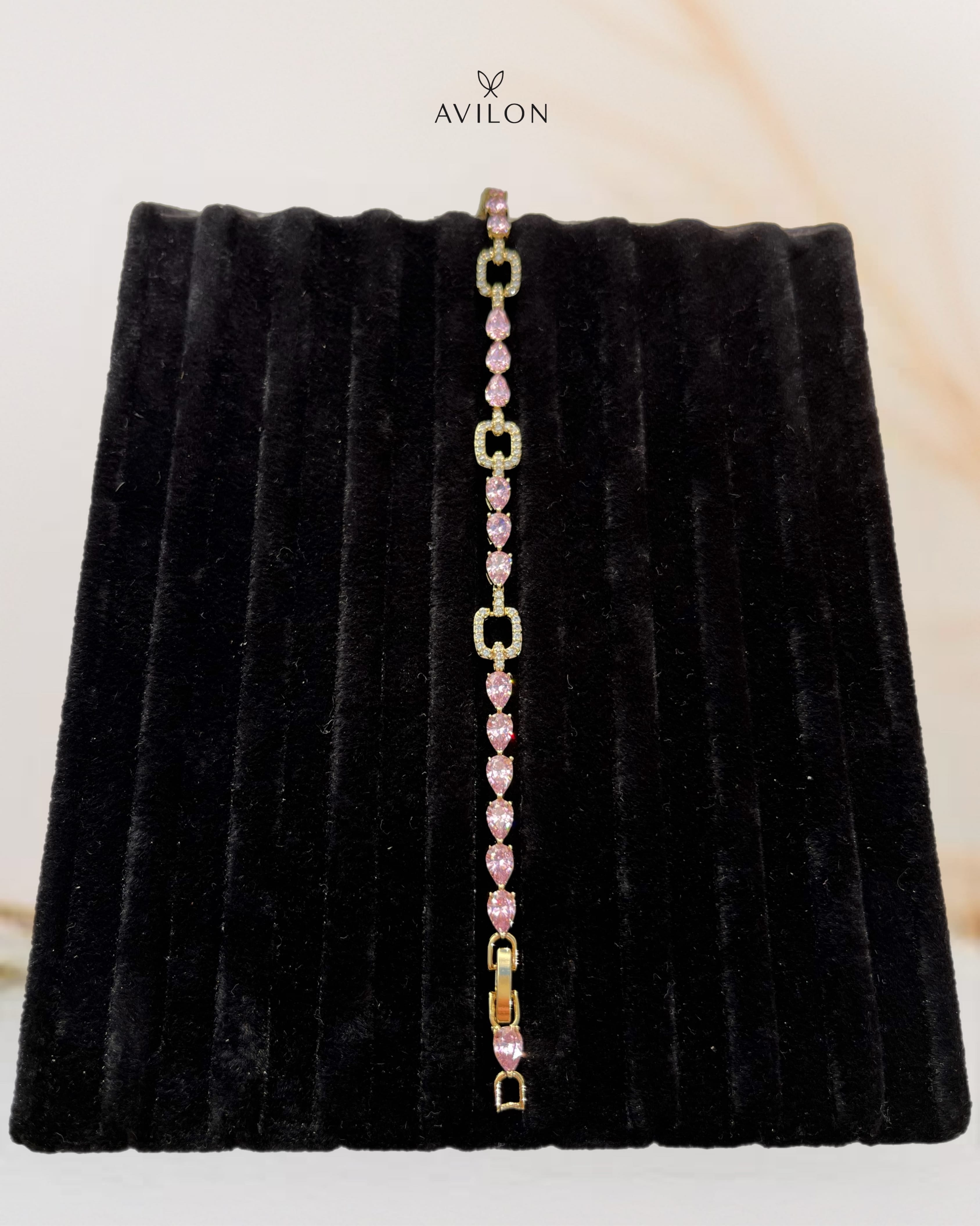 Pembe Taşlı Bileklik – Zarif ve Göz Alıcı Detaylar