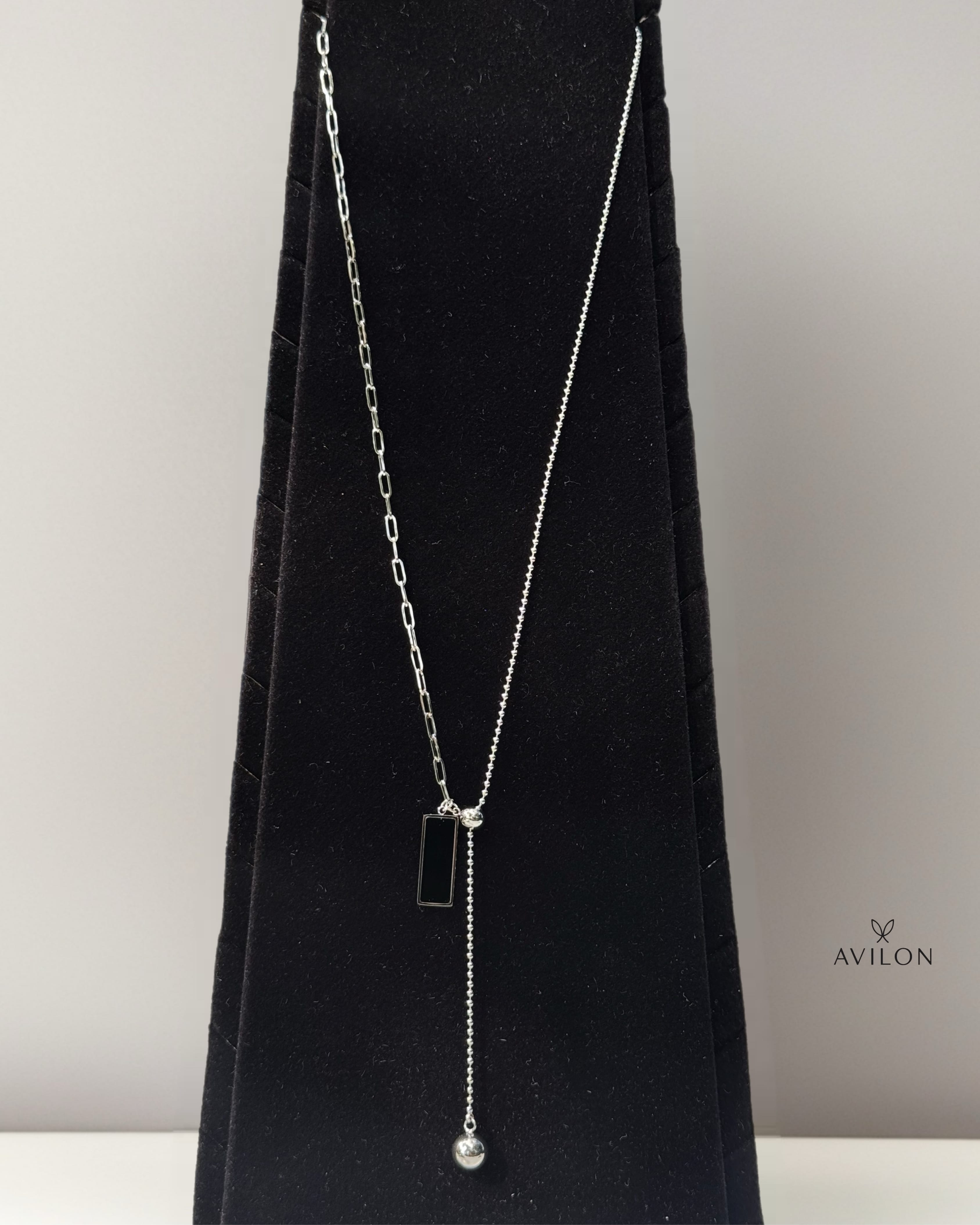 Geometrik Detaylı Kolye – Modern ve Minimal Tasarım