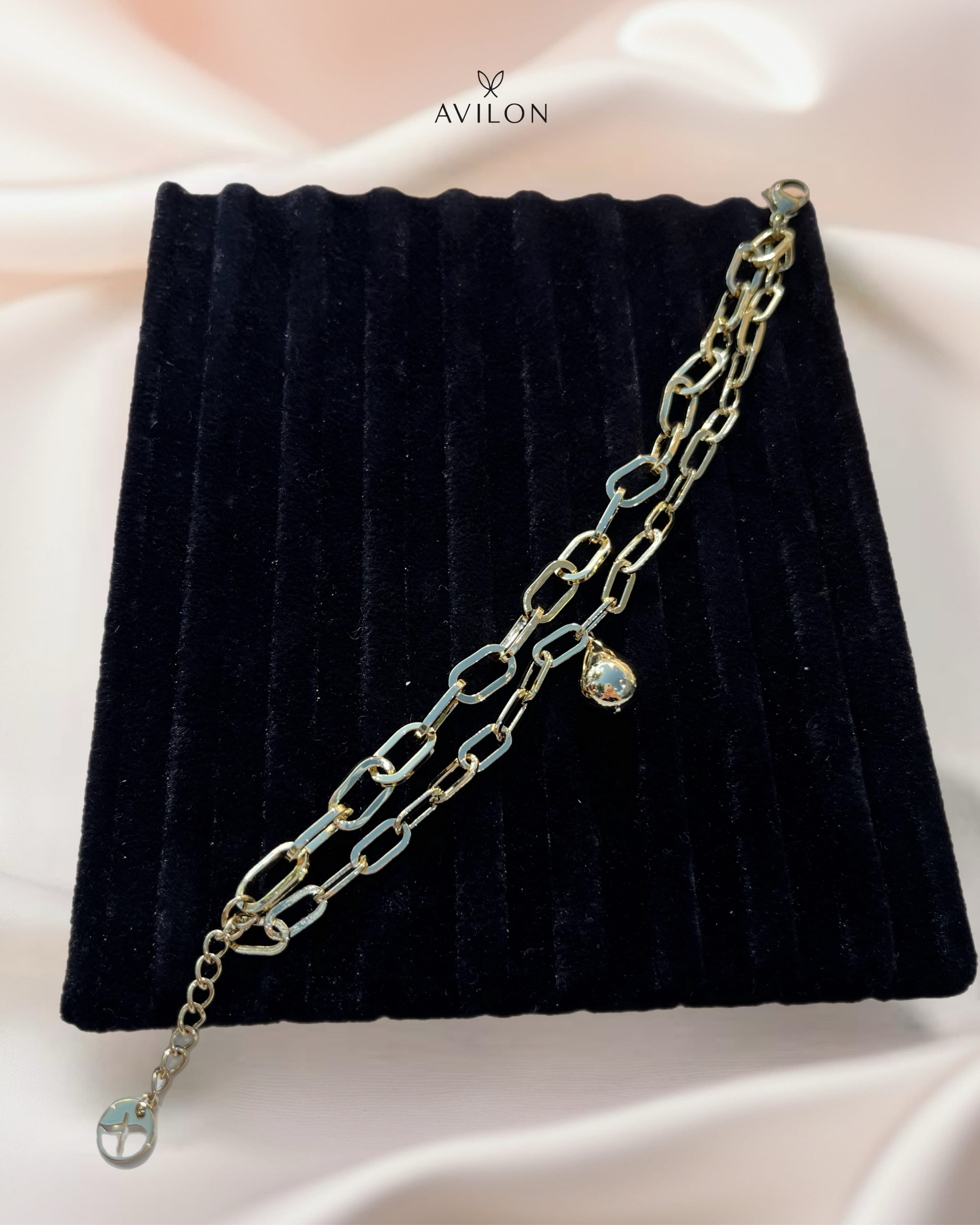 Zincir Detaylı Sallantılı Bileklik – Modern ve Şık Tasarım