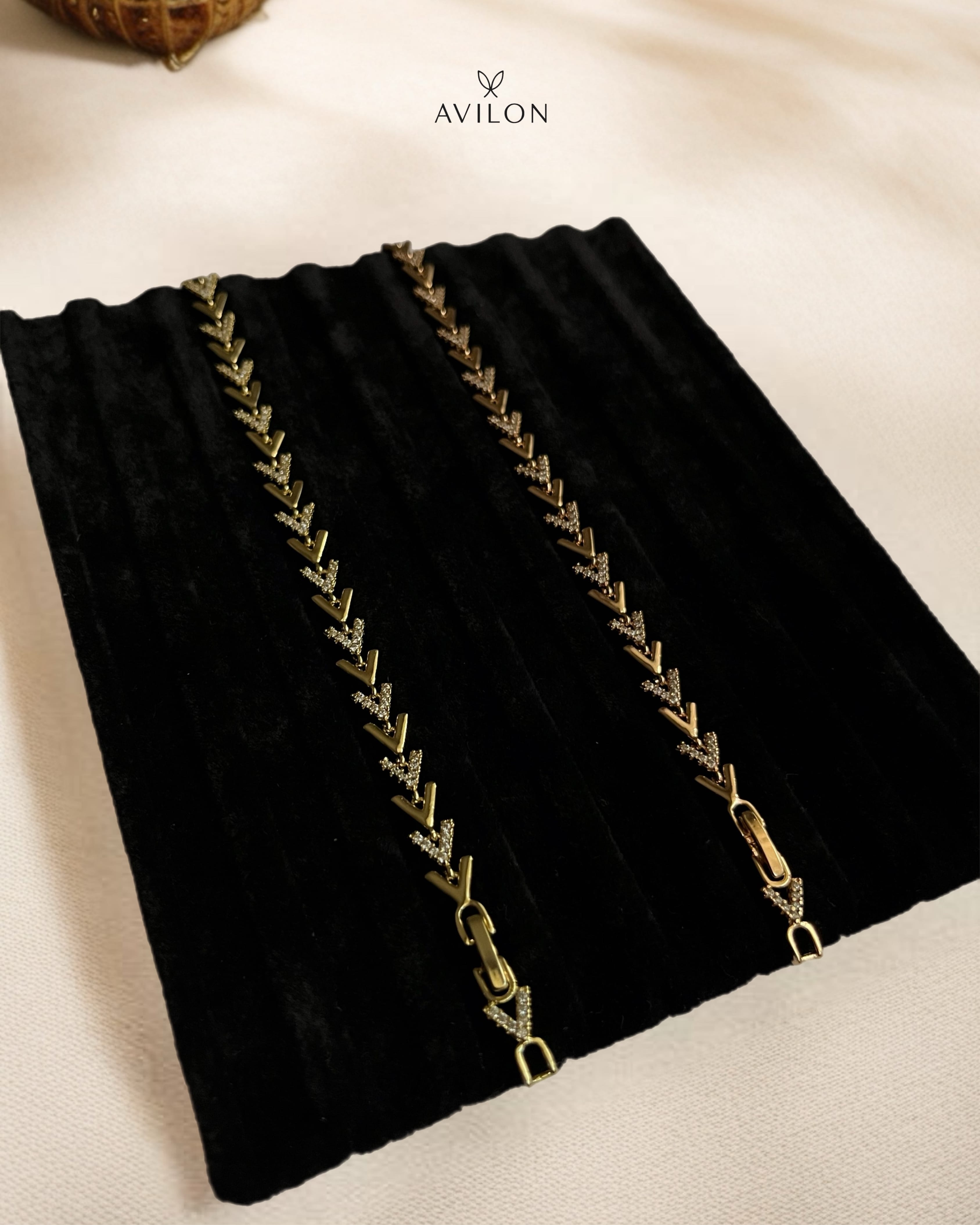 V Figürlü Taşlı Bileklik – Modern ve Işıltılı Tasarım