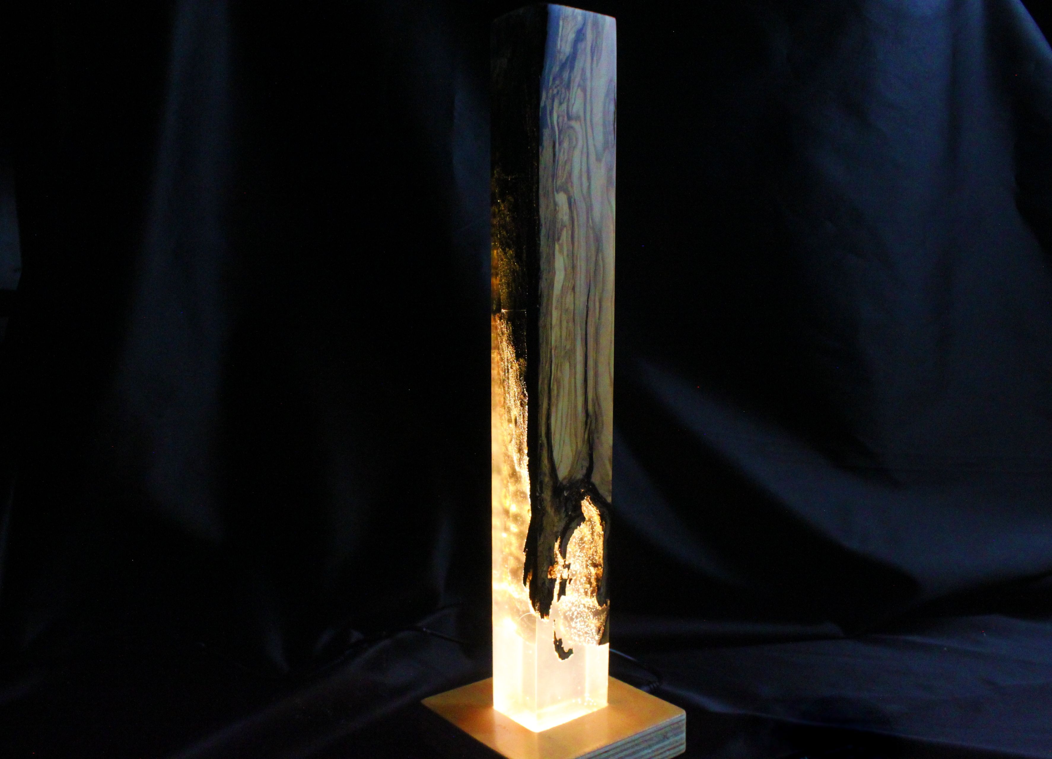 Lava Harzlampe, einzigartige Olivenholz- und Epoxidharz-Ambiente-Lampe