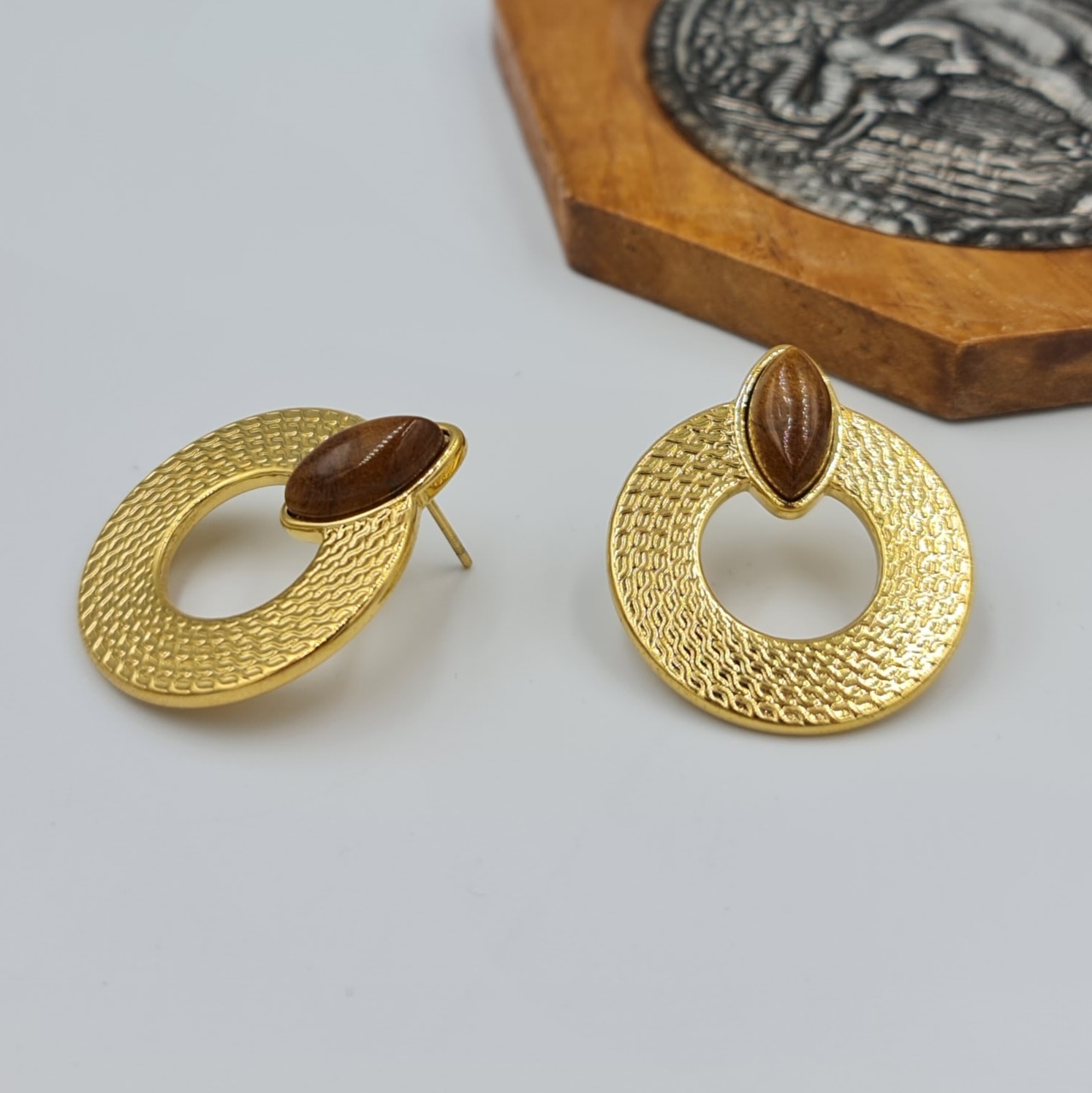 Gold Renk Ahşap Görünümlü Damla Taş Detaylı Çivi Küpe