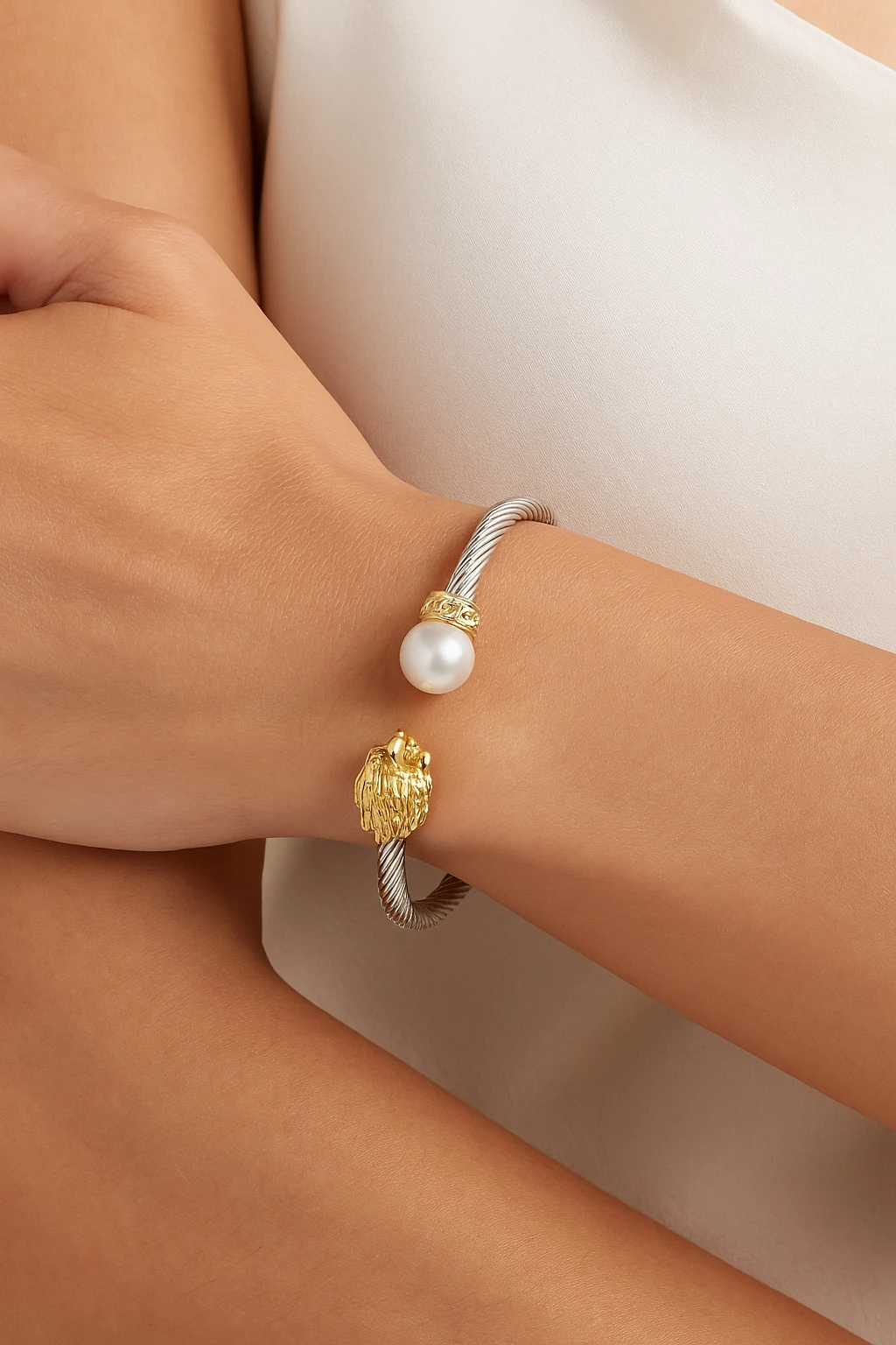 Çelik Aslan Figürlü İnci Detaylı Çelik Kelepçe Bileklik