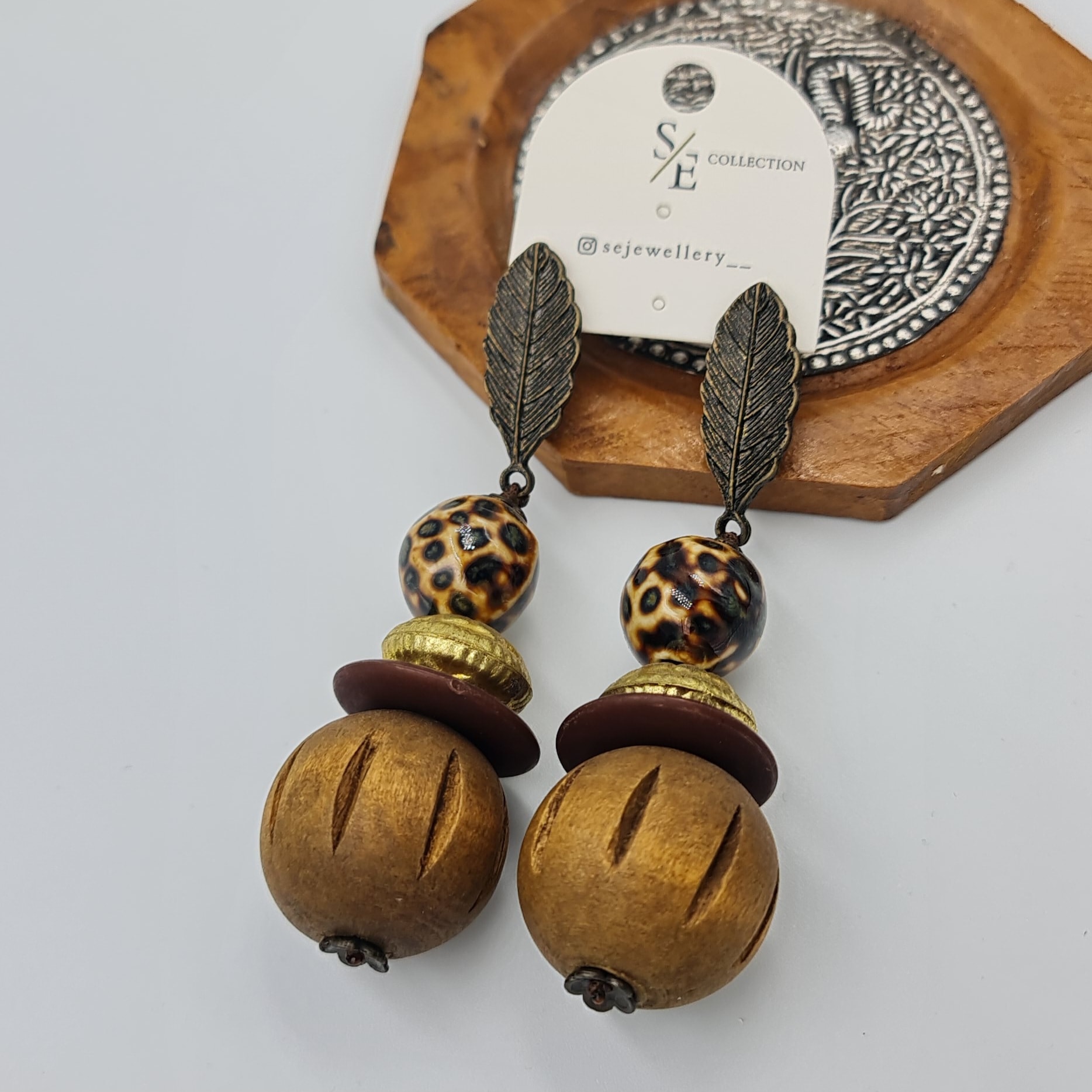 Bohem Ahşap Sallantılı Küpe – Yaprak Detaylı, Desenli Boncuklu (8,5 x 2,3 cm)
