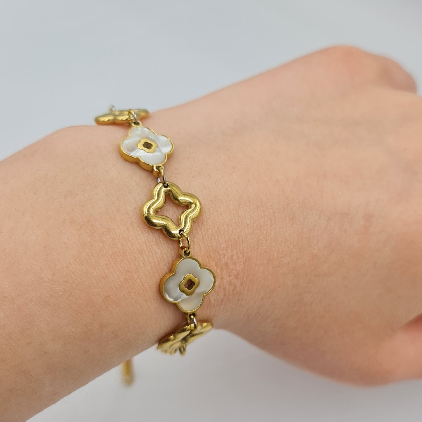 Gold Renk Çelik Çiçek Motifli Bileklik – Ayarlanabilir, 18+4,5 cm