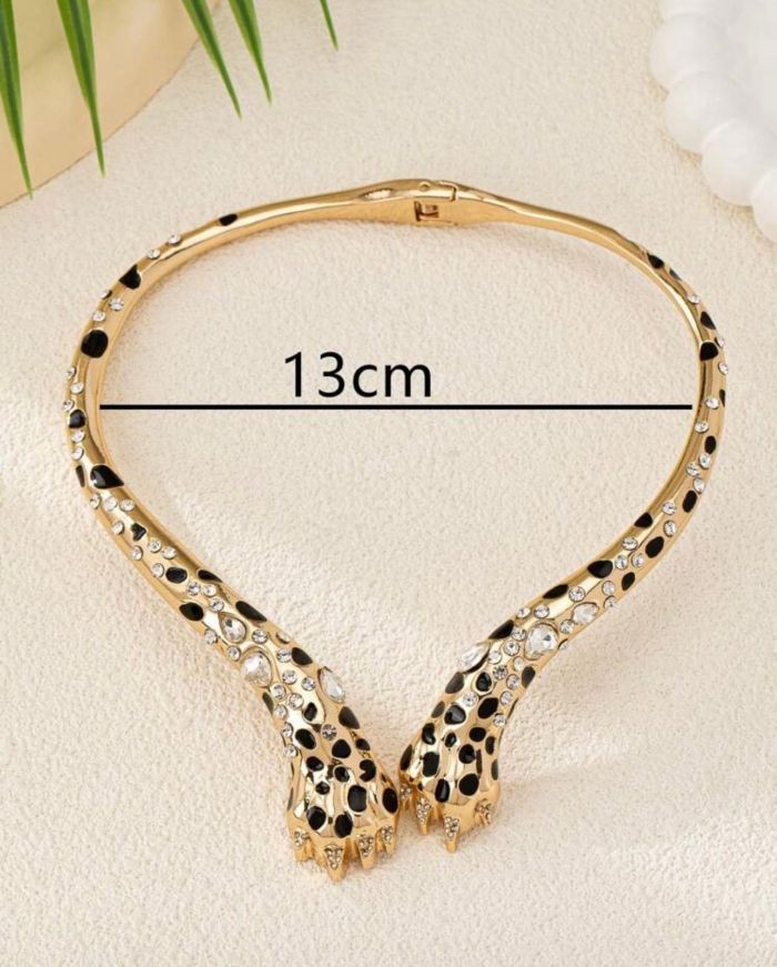Kadın Gold Leopar Pençesi Formlu Kolye – Taş Detaylı ve Şık Tasarım