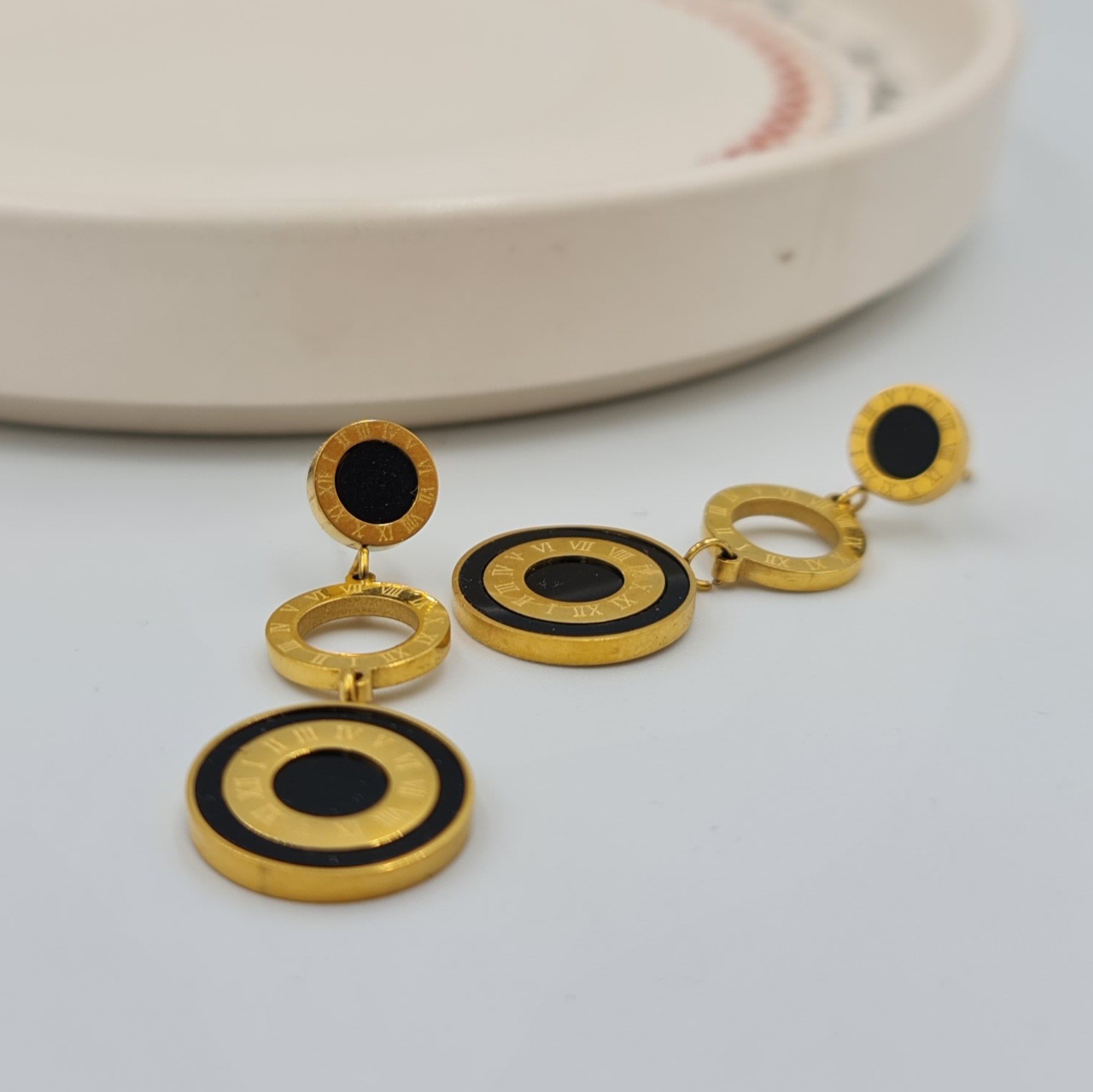 Roma Rakamlı Gold Detaylı Çelik Küpe – 4 cm, Zarif Modern Tasarım