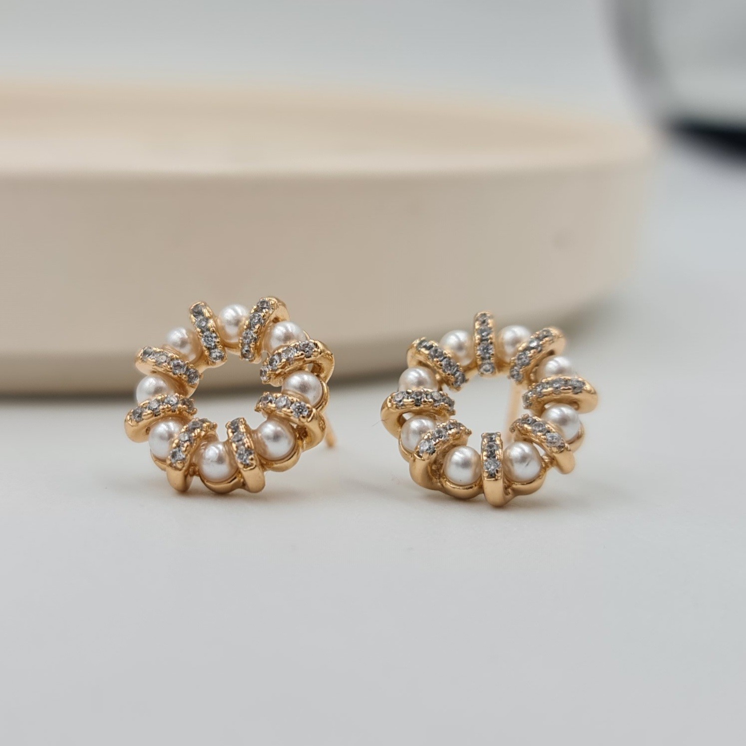 İnci ve Zirkon Taşlı Dairesel Kadın Küpe – Rose Gold, Xuping, Kararmaz, Suya Dayanıklı, 1.3 cm