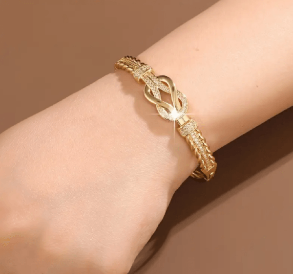Kadın Gold Renk Taş Detaylı Örgü Form Bileklik – 5.5 cm Zarif Tasarım