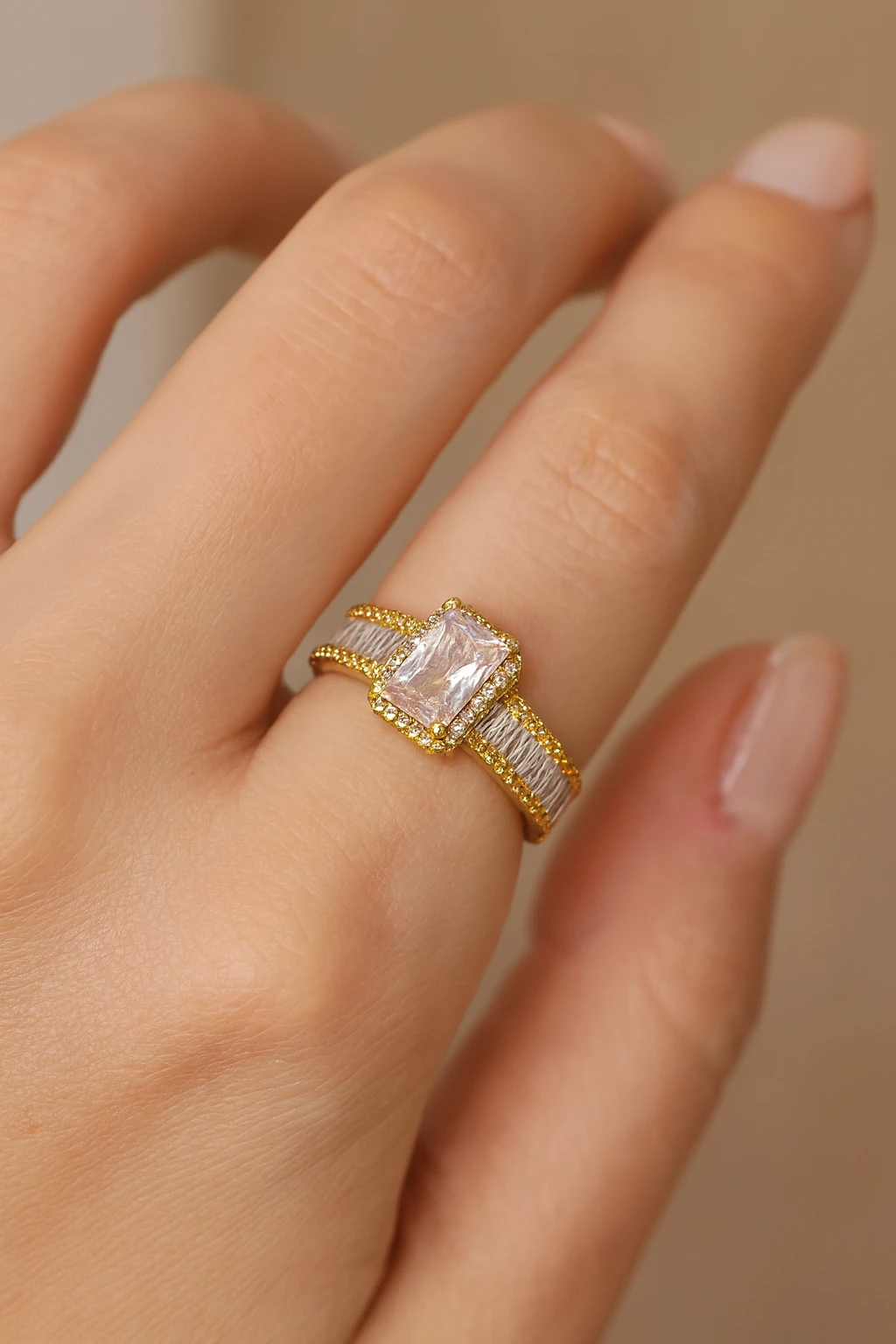 Baget Taşlı Lüks Yüzük – Şeffaf Zirkon Işıltısı ile