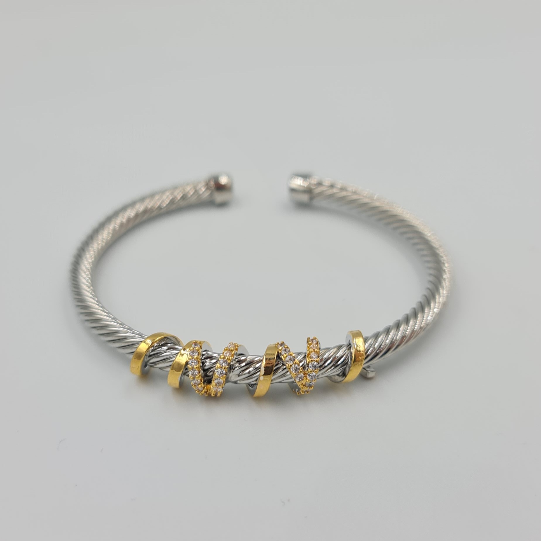 Gümüş Gold Detaylı Taşlı Çelik Kelepçe Bileklik – Esnek Yapı, VIP Model, Kararmaz, 4 mm (6,3x6 cm)
