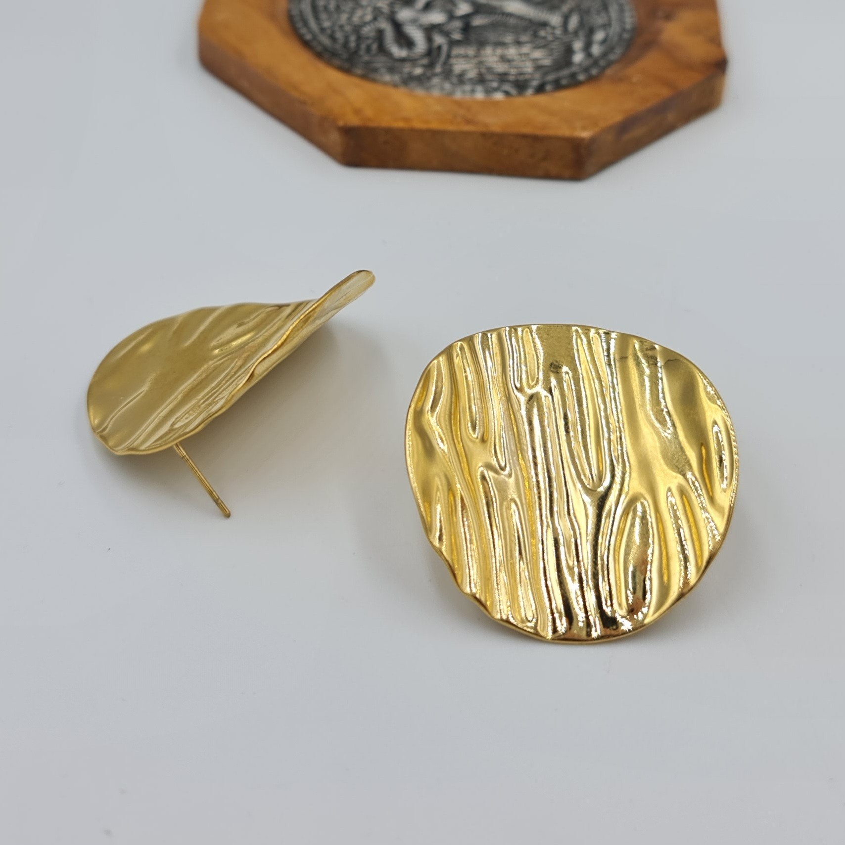 Gold Dokulu Yuvarlak Formlu Plaka Çivi Küpe