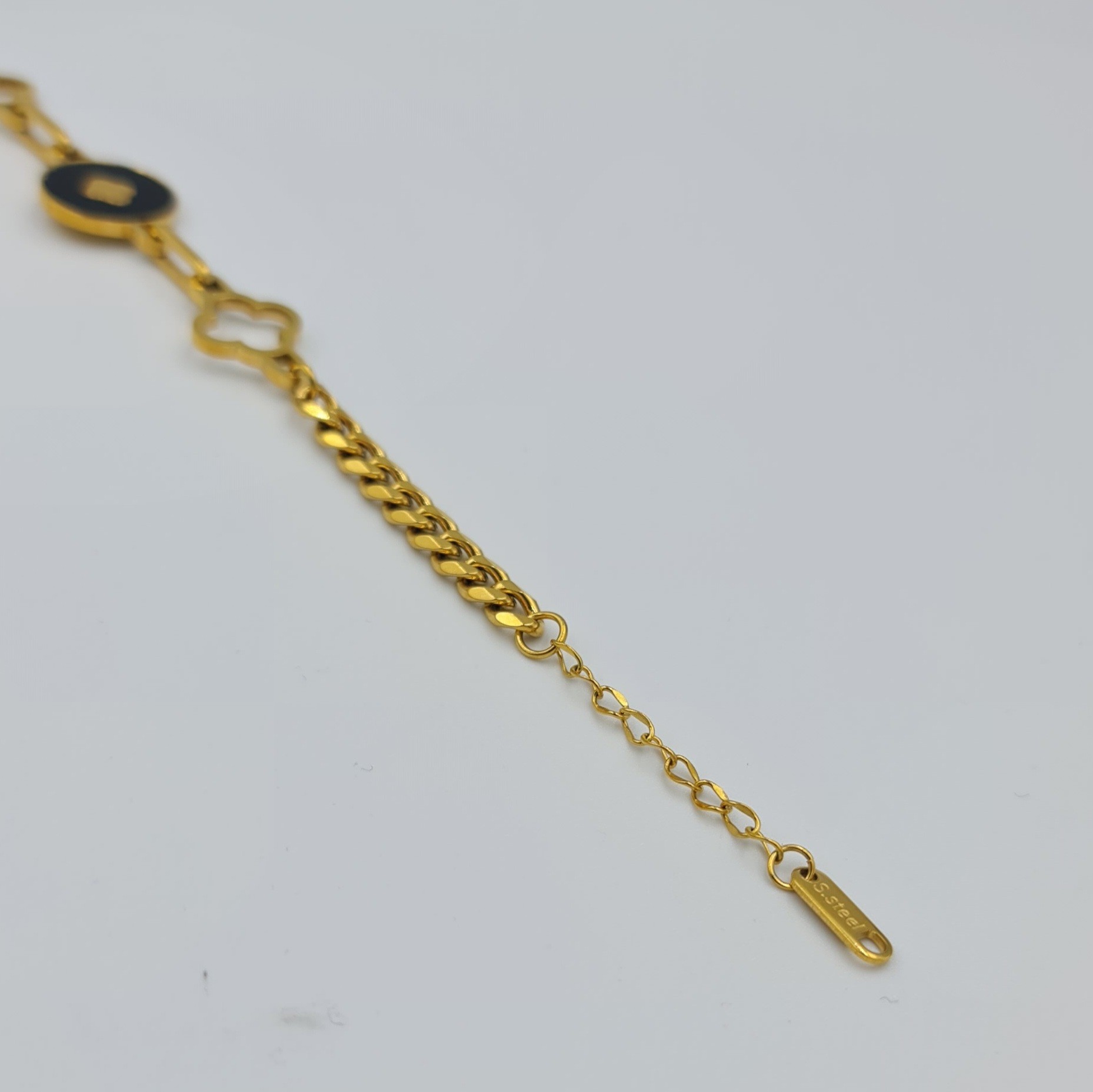 Gold Renk Siyah Detaylı Çelik Çiçek Bileklik – Ayarlanabilir, 17.5+4.5 cm