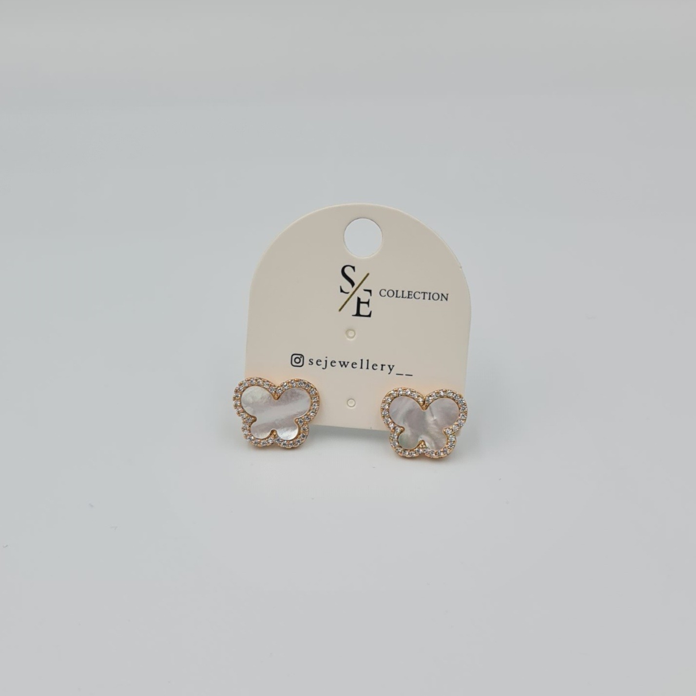 Rose Gold Sedef Görünümlü Zirkon Taş Süslemeli Kelebek Küpe – VIP Xuping, Pimli, Kararmaz (1,3 cm)