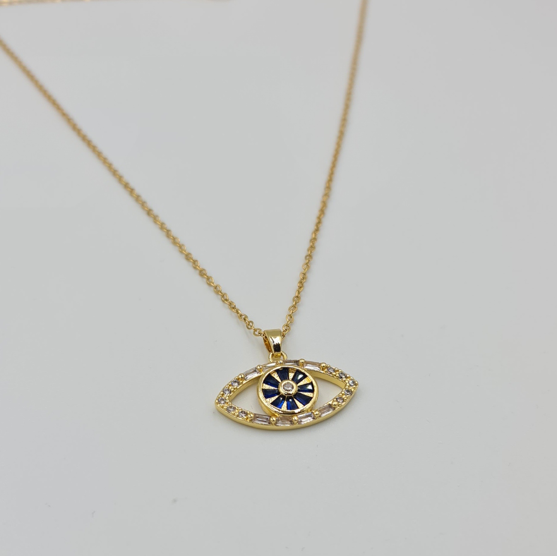 Gold Nazar Göz Figürlü Taşlı Çelik Kolye – Kararmaz, Ayarlanabilir, 40+5 cm (1 mm Zincir)