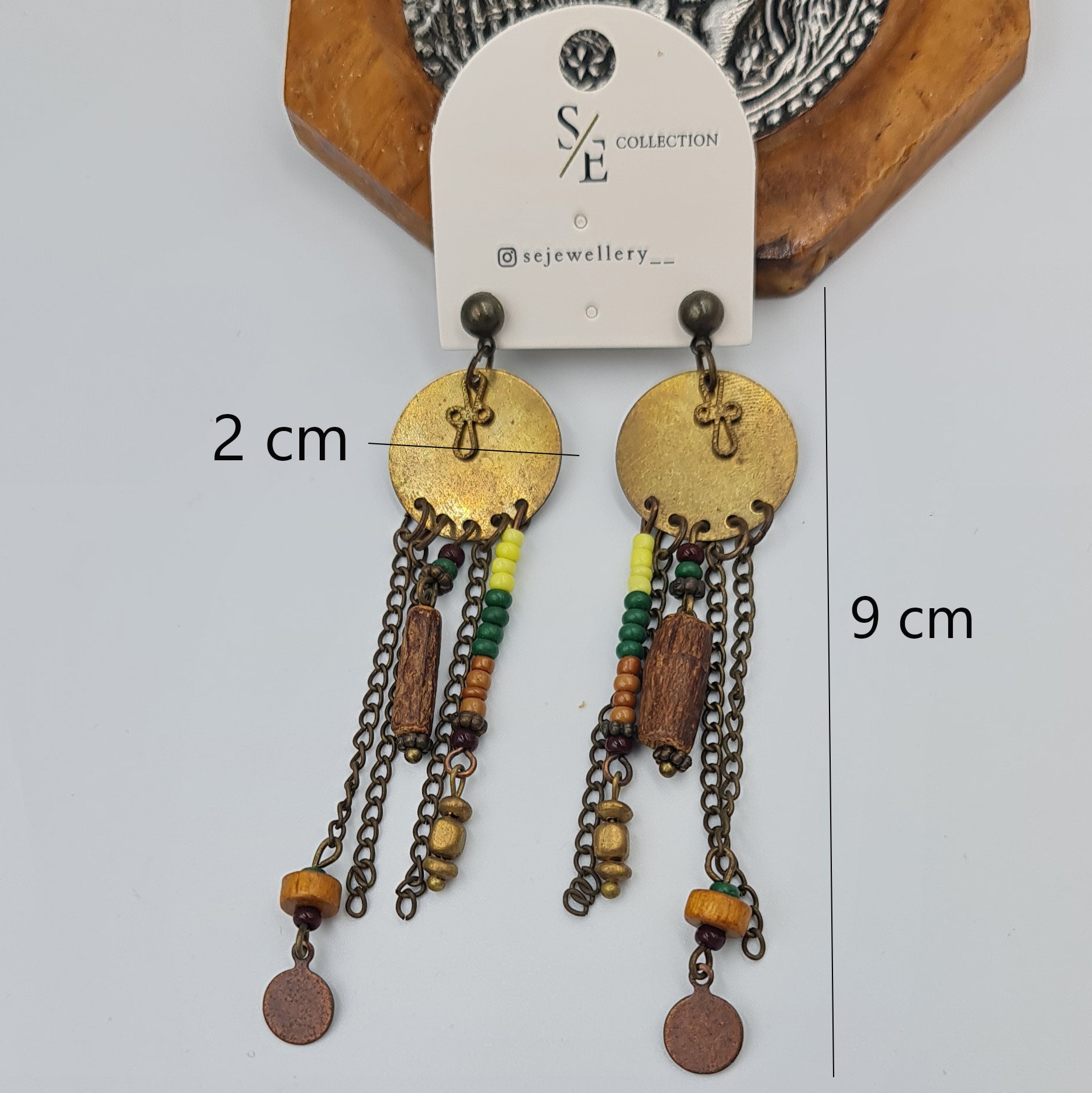 Etnik Zincir Detaylı Sallantılı Küpe – Bohem Rasta Boncuklu, Ahşap ve Metal Karışımı (9 x 2 cm)
