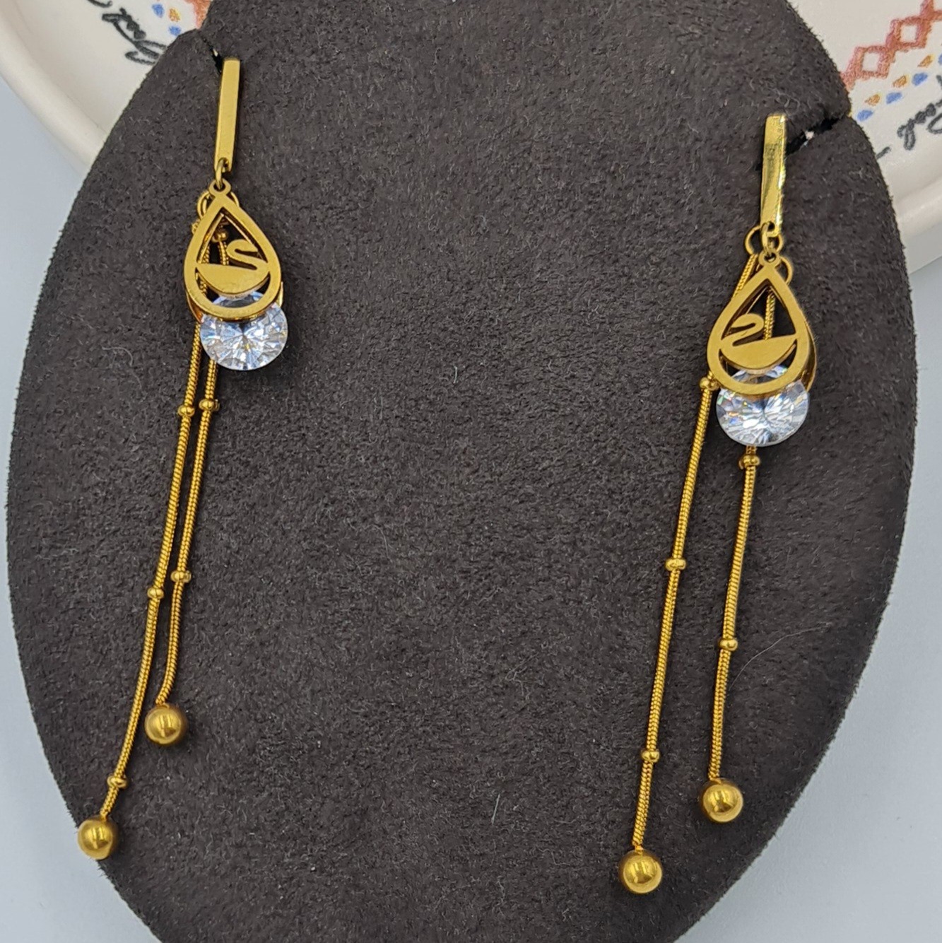 Gold Renk Zirkon Taşlı Kuğu Detaylı Uzun Çelik Küpe – 7,8 cm, Kararmaz, Suya Dayanıklı