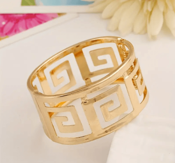 Kadın Gold Renk Geometrik Desenli Geniş Bileklik