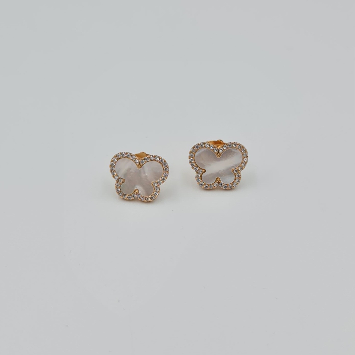 Rose Gold Sedef Görünümlü Zirkon Taş Süslemeli Kelebek Küpe – VIP Xuping, Pimli, Kararmaz (1,3 cm)