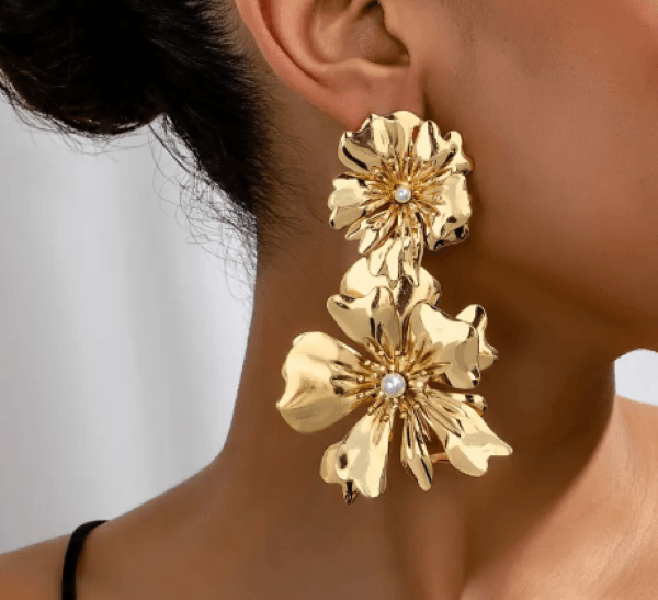 Kadın Gold Renk Büyük Çiçek Küpe – İnci Detaylı 9.5 cm Gösterişli Model
