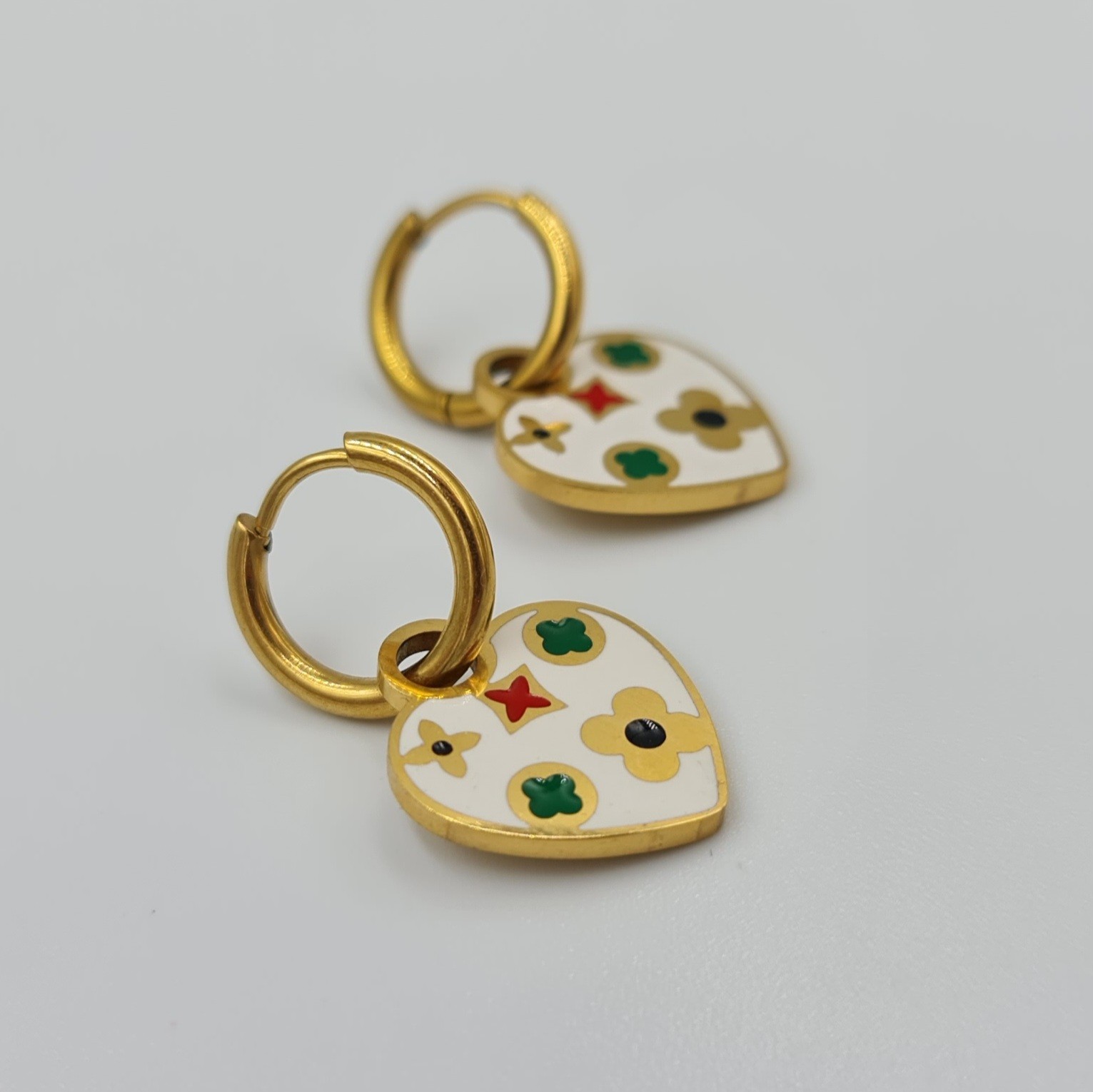 Renkli Mineli Kalp Figürlü Gold Halka Küpe – Çelik, 2.9 cm, Kararmaz, Sallantılı