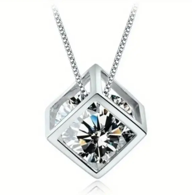 Gümüş Renk Zarif Kare Zirkon Tektaş Detaylı Kolye